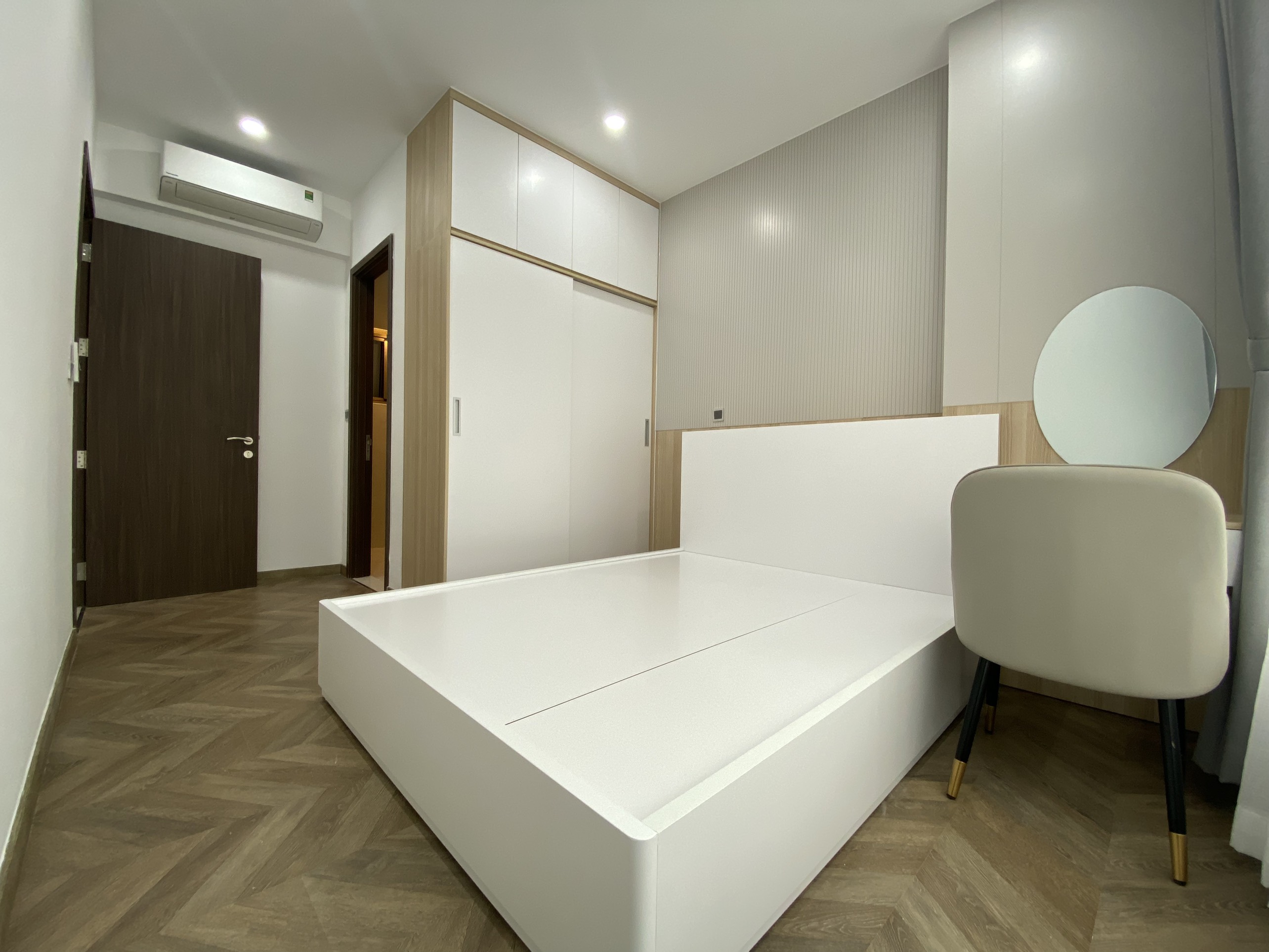 Cần cho thuê căn hộ cao cấp Midtown The Peak. Diện tích: 80m, 2 phòng ngủ, nội thất đầy đủ, nhà mới thiết kế chưa ai ở, giá chỉ: 27 tr/ tháng có ô xe đậu miễn phí ở hầm . Anh chị xem nhà liên hệ: hotline Ngọc Thư ( zalo, viber) - 3596