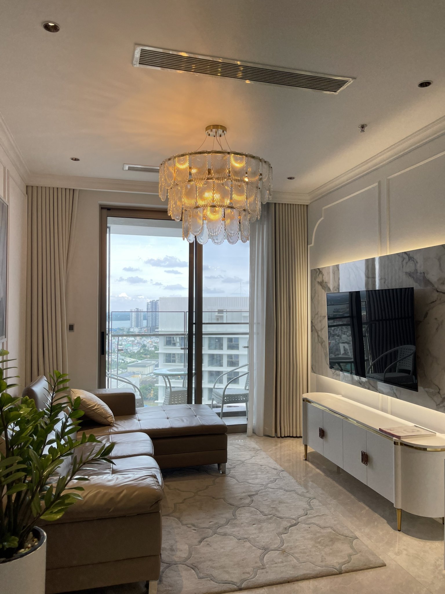 Cho thuê căn hộ cao cấp Midtown The Peak, Phú Mỹ Hưng. Diện tích: 130m, 3 phòng ngủ, nội thất cao cấp, nhà mới decor. Giá chỉ: 45 triệu/ tháng. Quý khách xem nhà liên hệ: hotline Ngọc Thư ( zalo, viber)