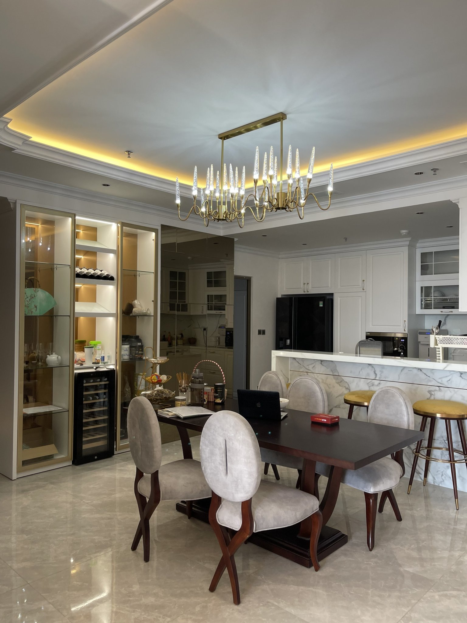 Cho thuê căn hộ cao cấp Midtown The Peak, Phú Mỹ Hưng. Diện tích: 130m, 3 phòng ngủ, nội thất cao cấp, nhà mới decor. Giá chỉ: 45 triệu/ tháng. Quý khách xem nhà liên hệ: hotline Ngọc Thư ( zalo, viber) - 3665