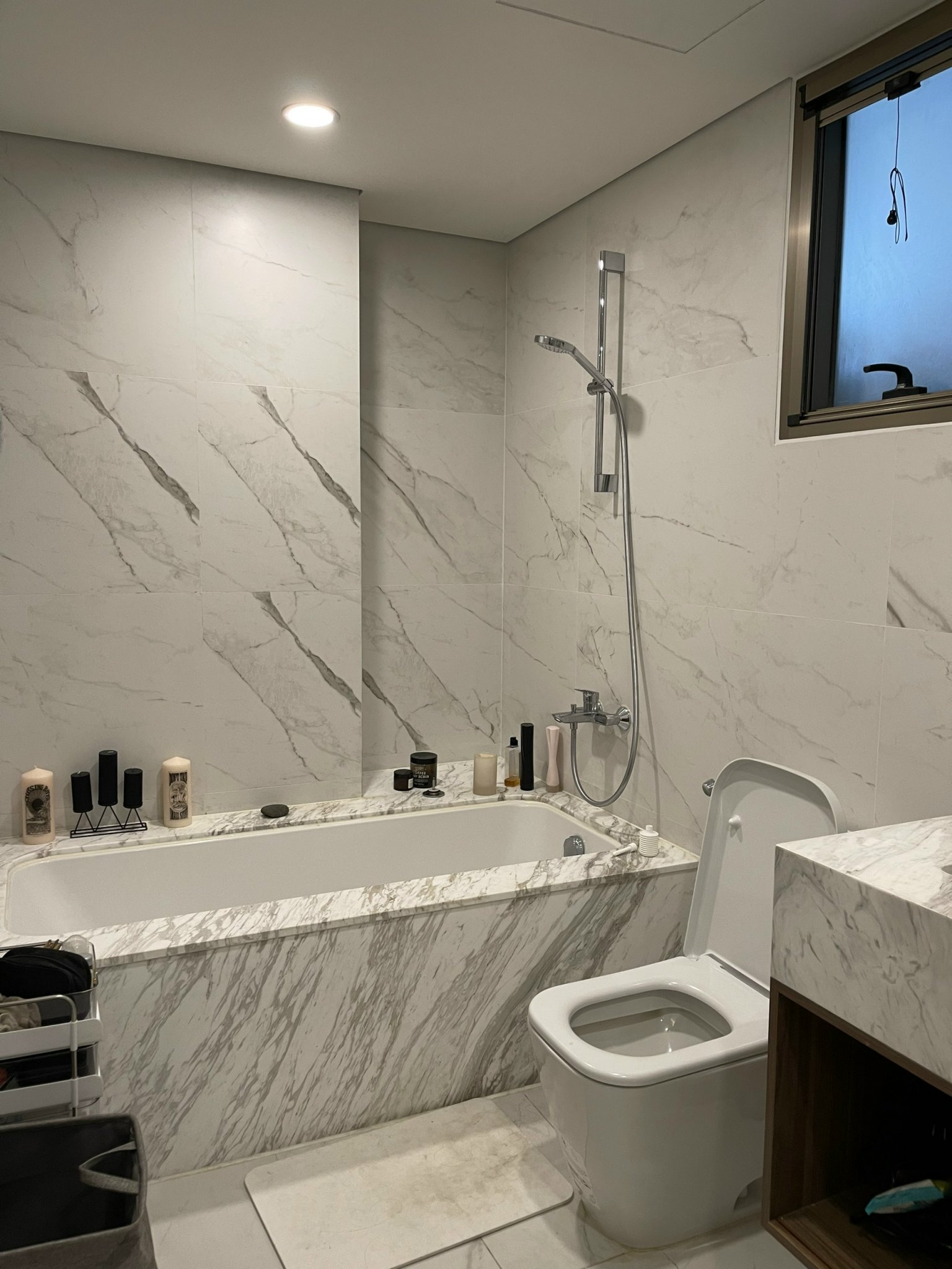 Cho thuê căn hộ cao cấp Midtown The Peak, Phú Mỹ Hưng. Diện tích: 130m, 3 phòng ngủ, nội thất cao cấp, nhà mới decor. Giá chỉ: 45 triệu/ tháng. Quý khách xem nhà liên hệ: hotline Ngọc Thư ( zalo, viber) - 3666