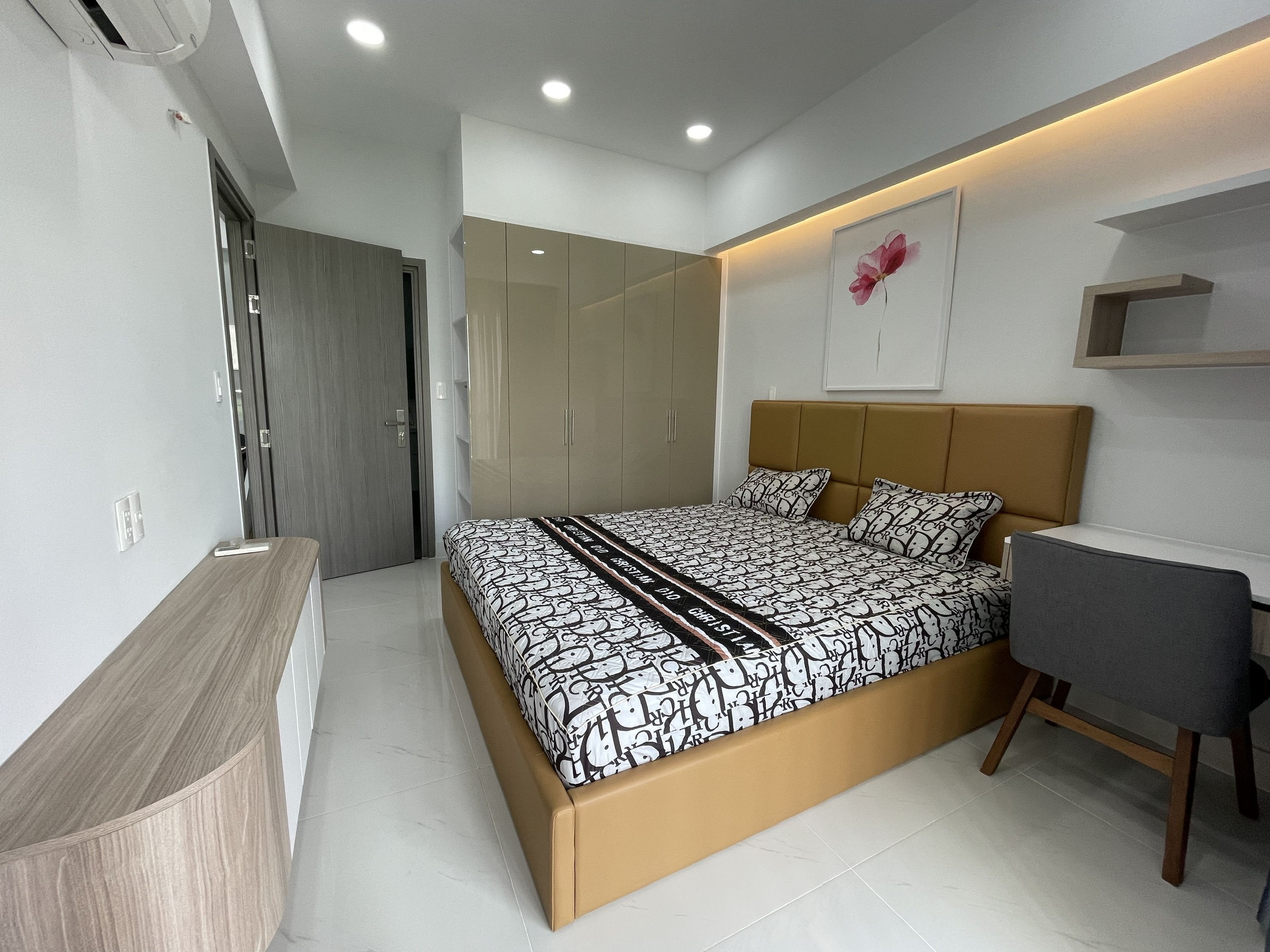 Cho thuê căn hộ Hưng Phúc Residence Phú Mỹ Hưng. Diện tích: 78m, 2 phòng ngủ, nội thất đầy đủ, ngay tầng tiện ích. Giá chỉ: 18 triệu/ tháng. Quý khách xem nhà liên hệ: hotline Ngọc Thư ( zalo, viber) - 3673