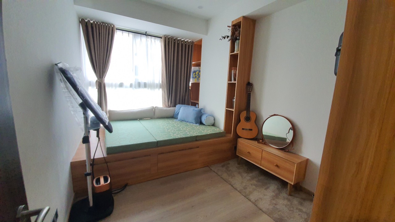 Cần bán căn hộ cao cấp Midtown The Signature. Diện tích: 80m, 2 phòng ngủ, lầu cao, view thoáng. Có ô xe riêng, nội thất cao cấp. Giá chỉ 9 tỷ. Quý khách xem nhà liên hệ: hotline Ngọc Thư ( zalo, viber) - 3857