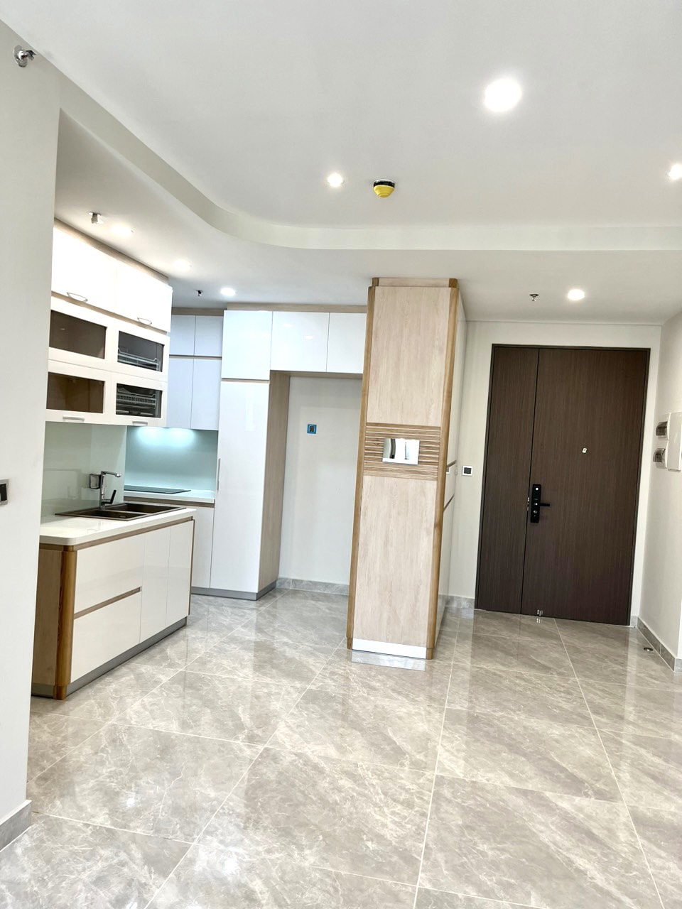 Cần cho thuê căn hộ cao cấp Midtown The Peak. Lầu cao, diện tích: 80m, nội thất cơ bản hoàn thiên, nhà mới Decor 2 phòng ngủ, 2wc. Giá chỉ:  25tr/ tháng. Anh chị xem nhà liên hệ: hotline Ngọc Thư ( zalo, viber) - 3861