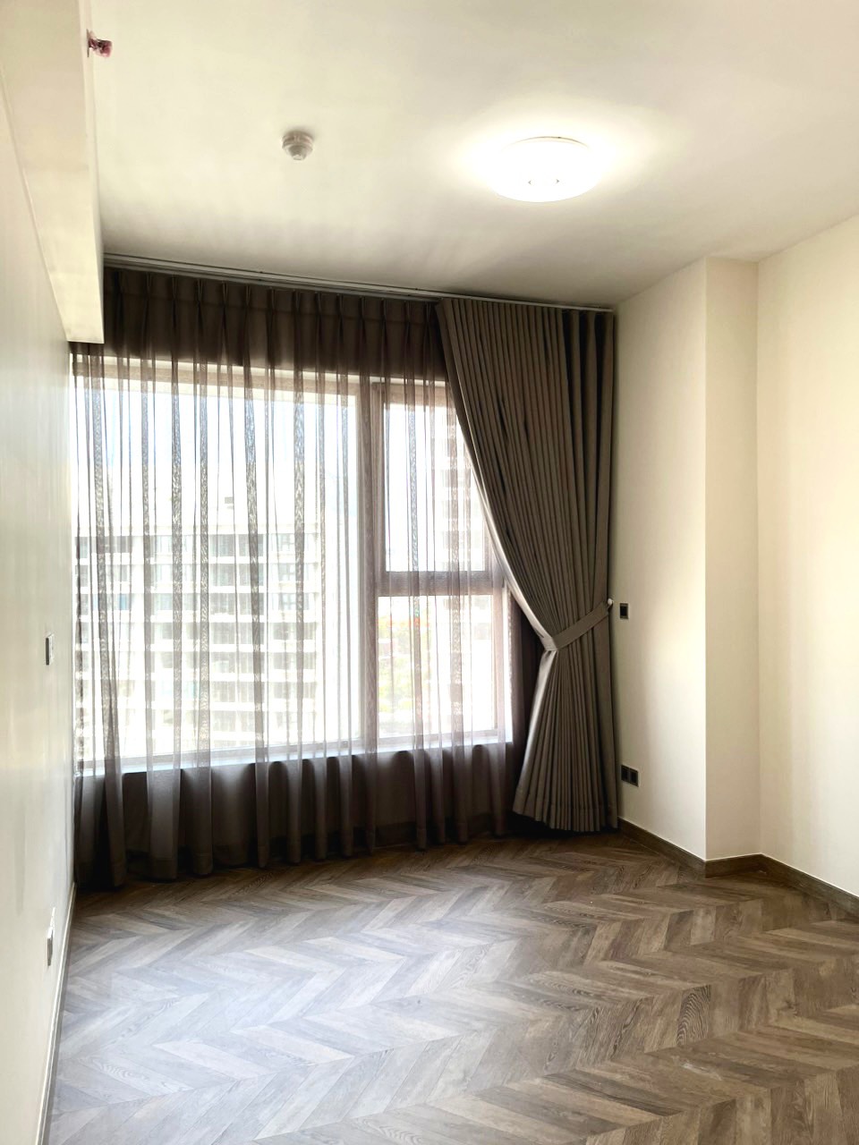 Cần cho thuê căn hộ cao cấp Midtown The Peak. Lầu cao, diện tích: 80m, nội thất cơ bản hoàn thiên, nhà mới Decor 2 phòng ngủ, 2wc. Giá chỉ:  25tr/ tháng. Anh chị xem nhà liên hệ: hotline Ngọc Thư ( zalo, viber) - 3865
