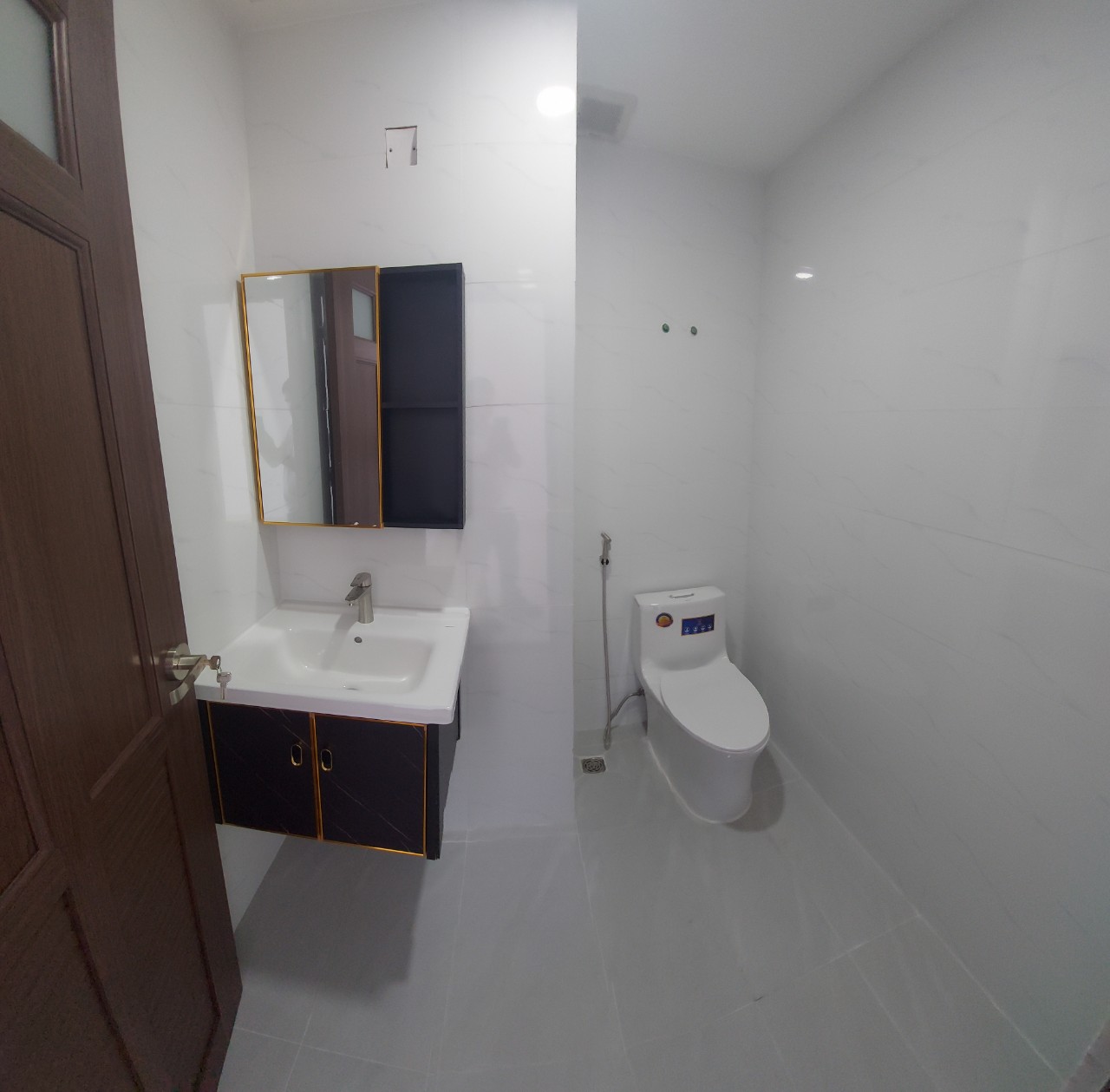 Cho thuê căn shophouse Midtown M7 Phú Mỹ Hưng. Diện tích: 46 m, tầng 2. Nhà vừa decor hoàn thiện máy lạnh, nhà vệ sinh. Thích hợp làm văn phòng . Giá: 18 triệu/ tháng. Quý khách xem nhà liên hệ: hotline Ngọc Thư - 3876