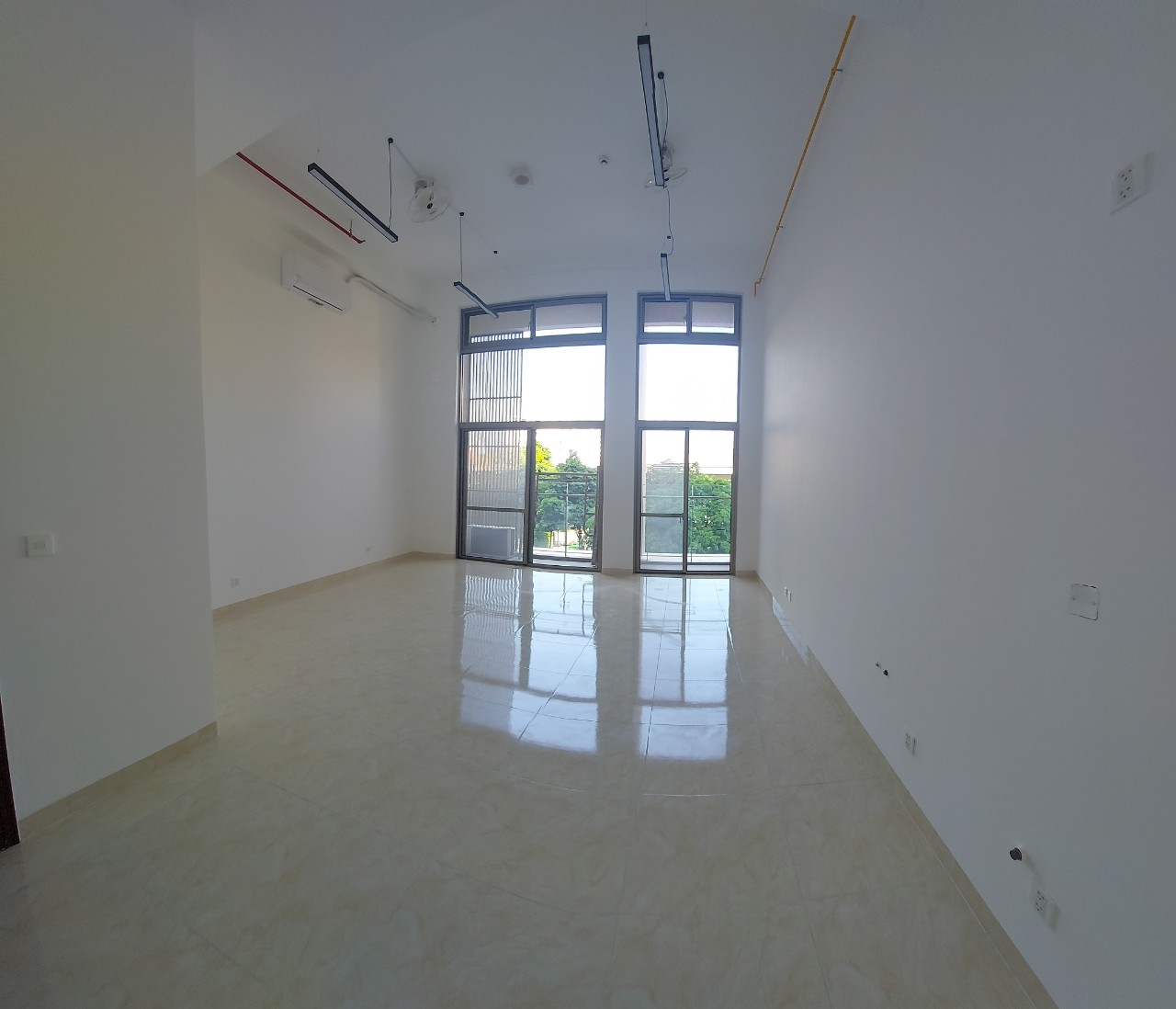 Cho thuê căn shophouse Midtown M7 Phú Mỹ Hưng. Diện tích: 46 m, tầng 2. Nhà vừa decor hoàn thiện máy lạnh, nhà vệ sinh. Thích hợp làm văn phòng . Giá: 18 triệu/ tháng. Quý khách xem nhà liên hệ: hotline Ngọc Thư - 3875