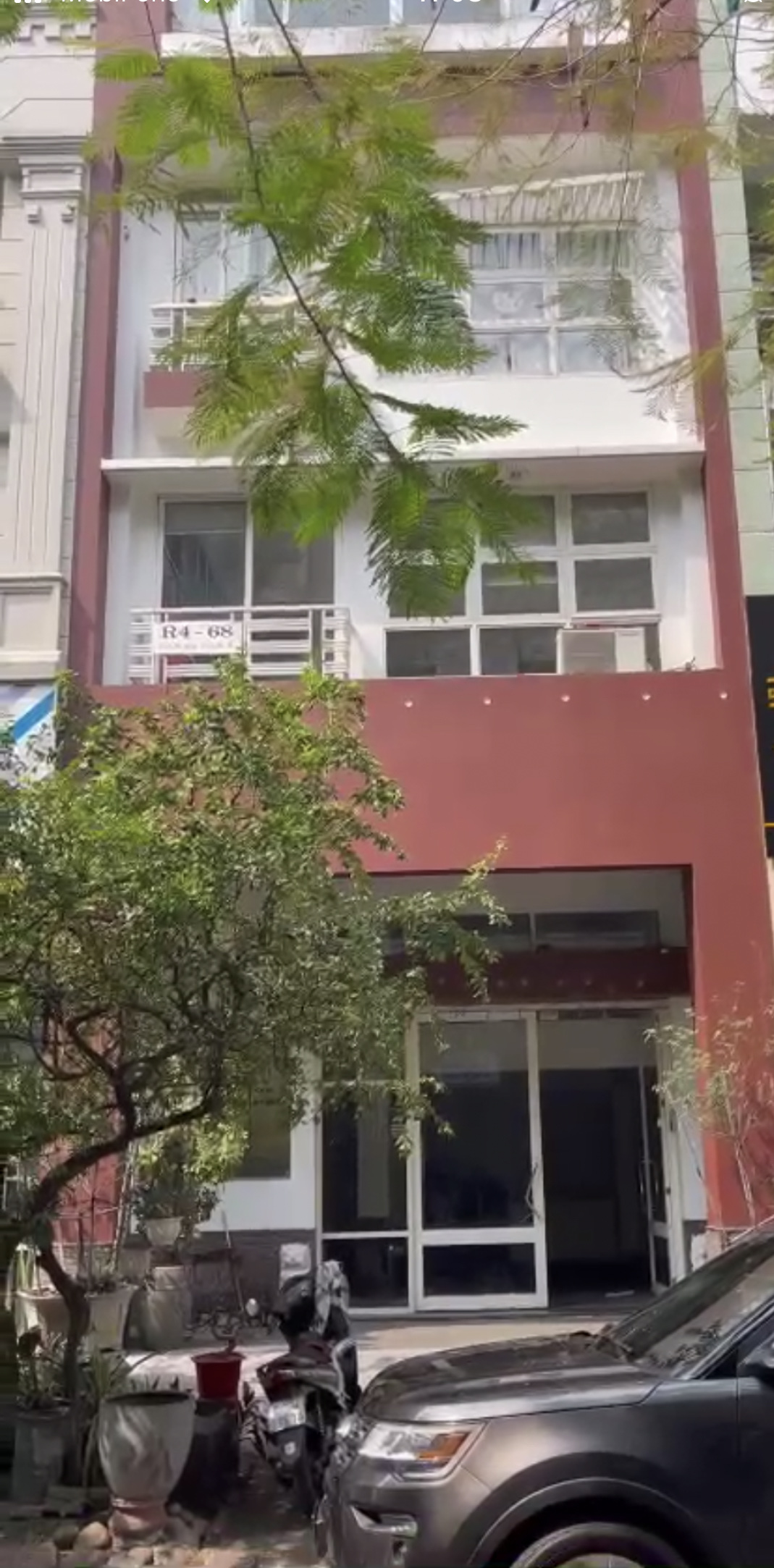 Cho thuê nhà phố kinh doanh Hưng Gia - Hưng Phước. Phú Mỹ Hưng. Diện tích: 6x18,5m trệt, lửng, lầu 1 làm văn phòng. Lầu 2, có 2 phòng ngủ. Lầu 3 có bếp và phòng nhỏ, áp mái. Giá thuê 45 tr/ tháng. Quý khách xem nhà liên hệ: hotline Ngọc Thư