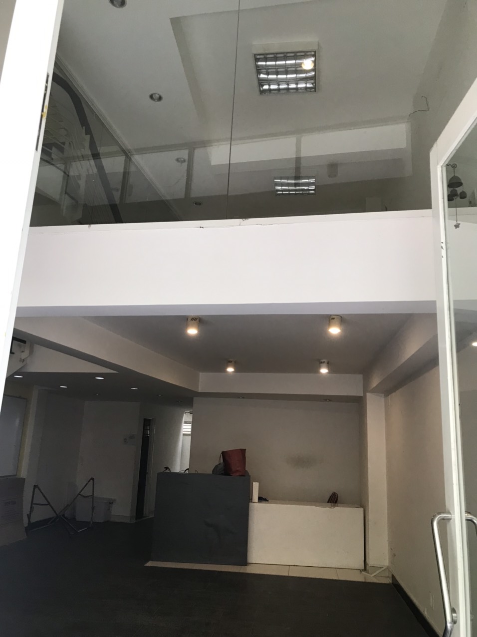 Cho thuê nhà phố kinh doanh Hưng Gia - Hưng Phước. Phú Mỹ Hưng. Diện tích: 6x18,5m trệt, lửng, lầu 1 làm văn phòng. Lầu 2, có 2 phòng ngủ. Lầu 3 có bếp và phòng nhỏ, áp mái. Giá thuê 45 tr/ tháng. Quý khách xem nhà liên hệ: hotline Ngọc Thư - 3918