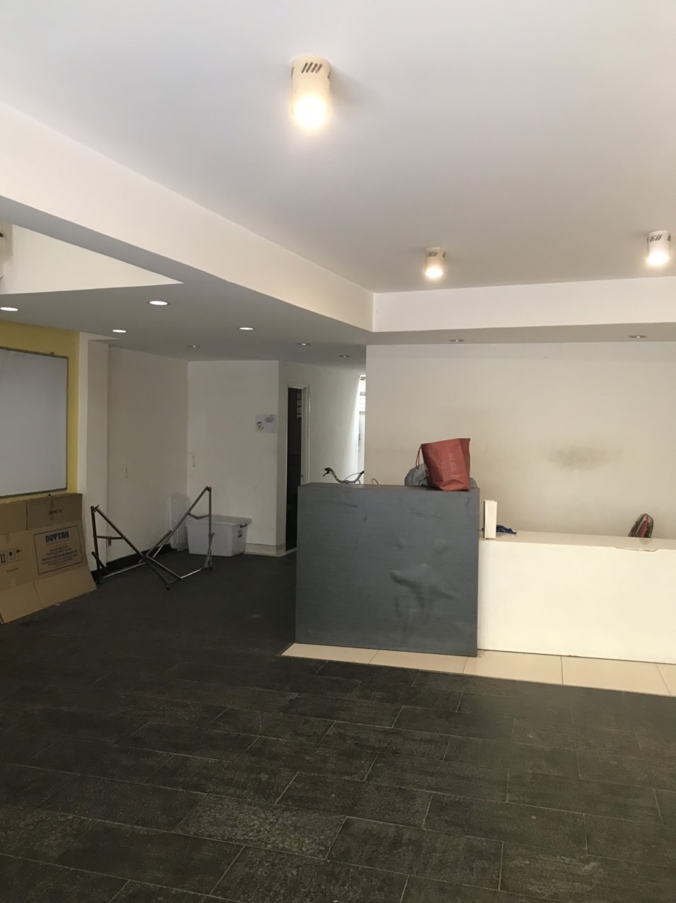 Cho thuê nhà phố kinh doanh Hưng Gia - Hưng Phước. Phú Mỹ Hưng. Diện tích: 6x18,5m trệt, lửng, lầu 1 làm văn phòng. Lầu 2, có 2 phòng ngủ. Lầu 3 có bếp và phòng nhỏ, áp mái. Giá thuê 45 tr/ tháng. Quý khách xem nhà liên hệ: hotline Ngọc Thư - 3919
