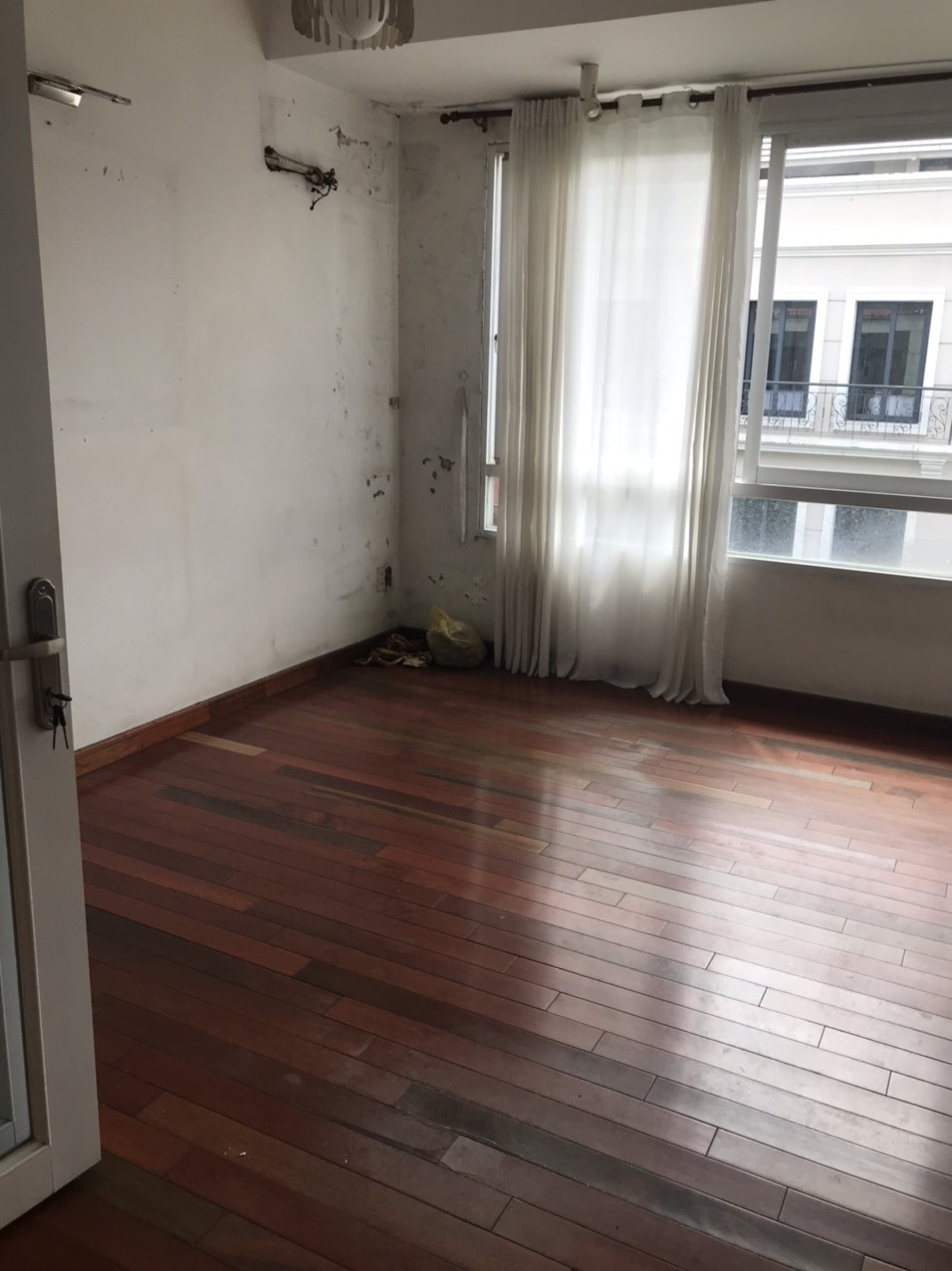 Cho thuê nhà phố kinh doanh Hưng Gia - Hưng Phước. Phú Mỹ Hưng. Diện tích: 6x18,5m trệt, lửng, lầu 1 làm văn phòng. Lầu 2, có 2 phòng ngủ. Lầu 3 có bếp và phòng nhỏ, áp mái. Giá thuê 45 tr/ tháng. Quý khách xem nhà liên hệ: hotline Ngọc Thư - 3924