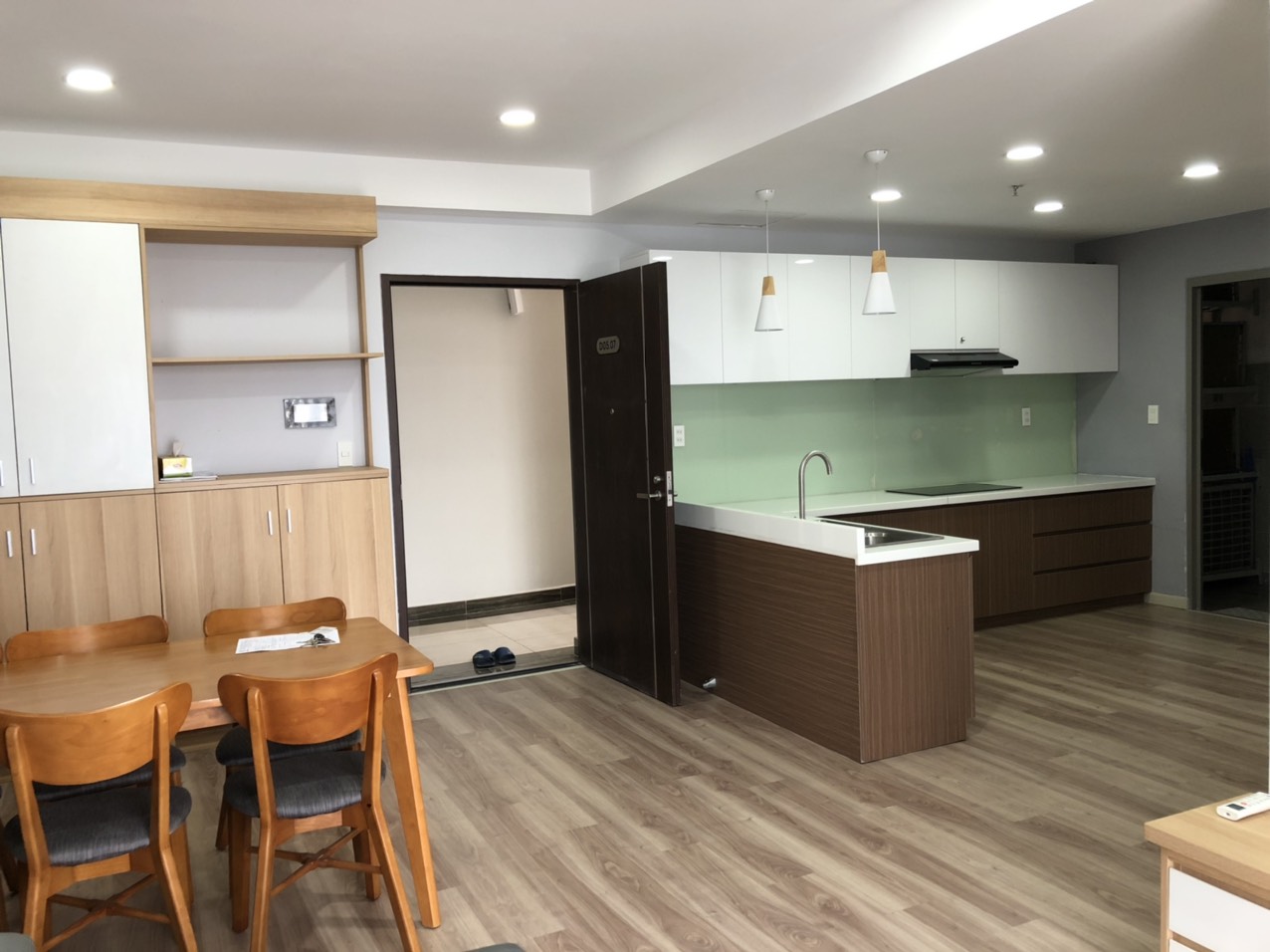 Cần cho thuê căn hộ Hưng Phúc Residence Phú Mỹ Hưng. Diện tích: 98m, 3 Phòng ngủ, 2wc, nội thất đầy đủ, cao cấp, sang trọng. giá chỉ 23 triệu/ tháng. Quý khách xem nhà liên hệ: hotline Ngọc Thư ( zalo, viber) - 3977
