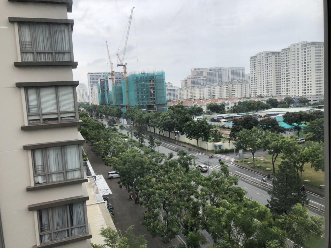 Cần cho thuê căn hộ Hưng Phúc Residence Phú Mỹ Hưng. Diện tích: 98m, 3 Phòng ngủ, 2wc, nội thất đầy đủ, cao cấp, sang trọng. giá chỉ 23 triệu/ tháng. Quý khách xem nhà liên hệ: hotline Ngọc Thư ( zalo, viber) - 3982