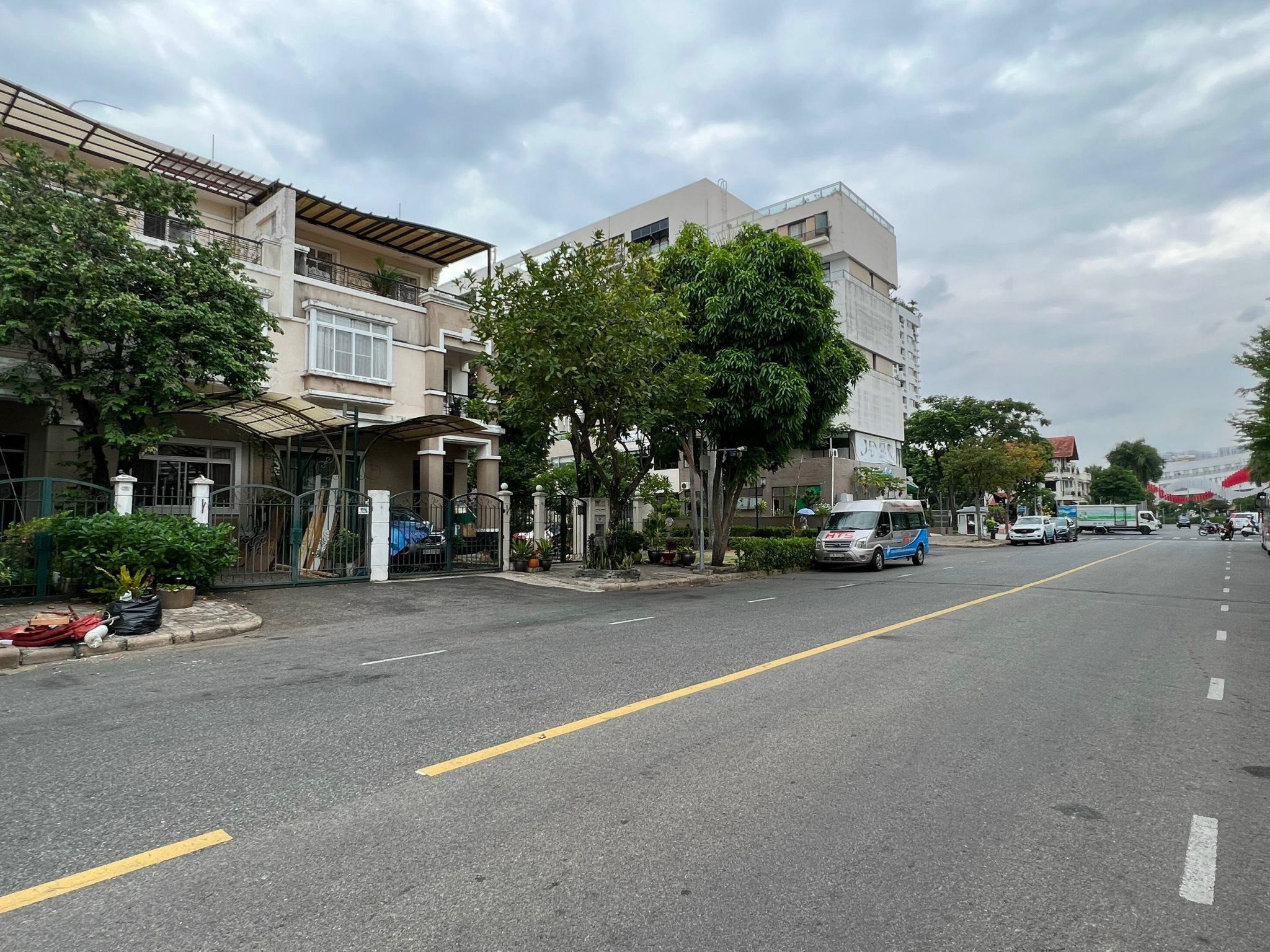 Cho thuê biệt thự liền kề Mỹ Thái 3, Đường lớn đối diện trường Canada. Nhà đẹp. Giá tốt. Liên Hệ: hotline Em Thành Luân - 4062
