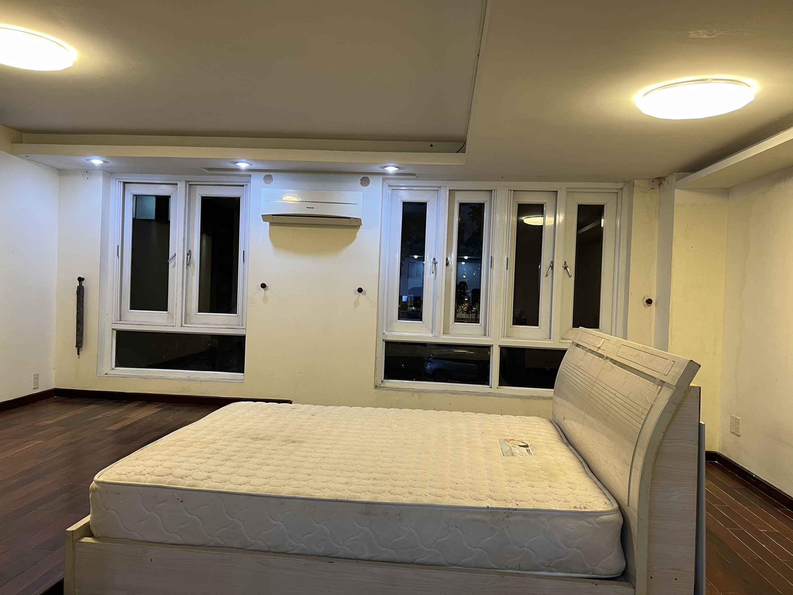 Nhà phố Hưng Gia 2 mới hết hợp đồng. Vị trí sầm uất cạnh khu Sky Garden.  Giá 2500$. Liên hệ: hotline Em Thành Luân - 4074