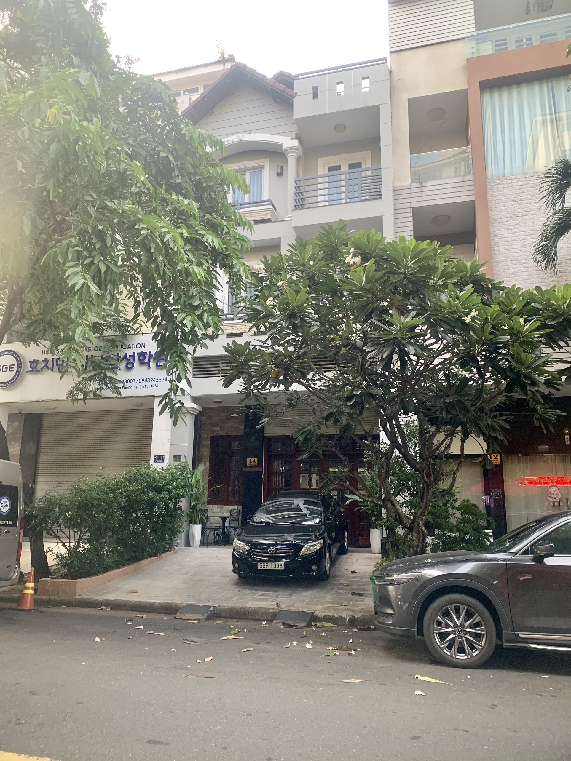 Cho thuê nhà phố Hưng Phước đường Lê Văn Thêm. Nhà chủ đang ở, định cư nên cần cho thuê lại. Liên hệ: hotline Em Thành Luân