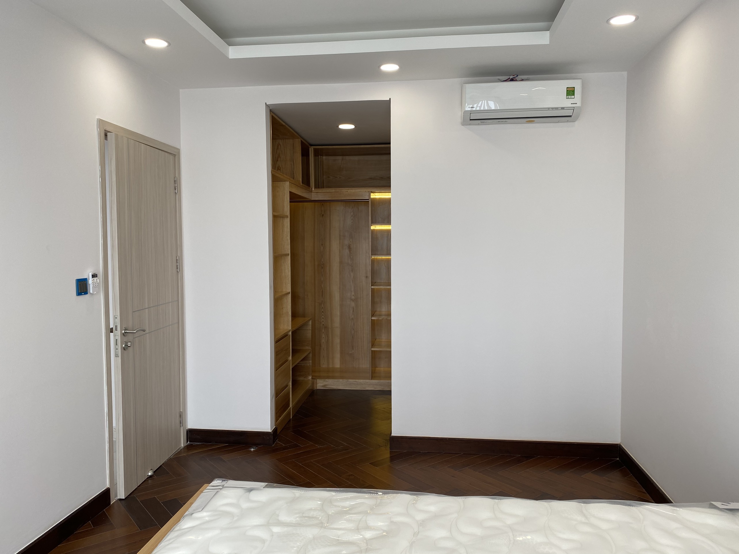 Cho thuê căn hộ Midtown The Grand Phú Mỹ Hưng. Diện tích: 89m, 2 phòng ngủ, nội thất đầy đủ, view sông, có ô xe tầng hầm. Giá chỉ 23 triệu/ tháng . Quý khách xem nhà liên hệ: hotline Ngọc Thư ( zalo, viber) - 4310