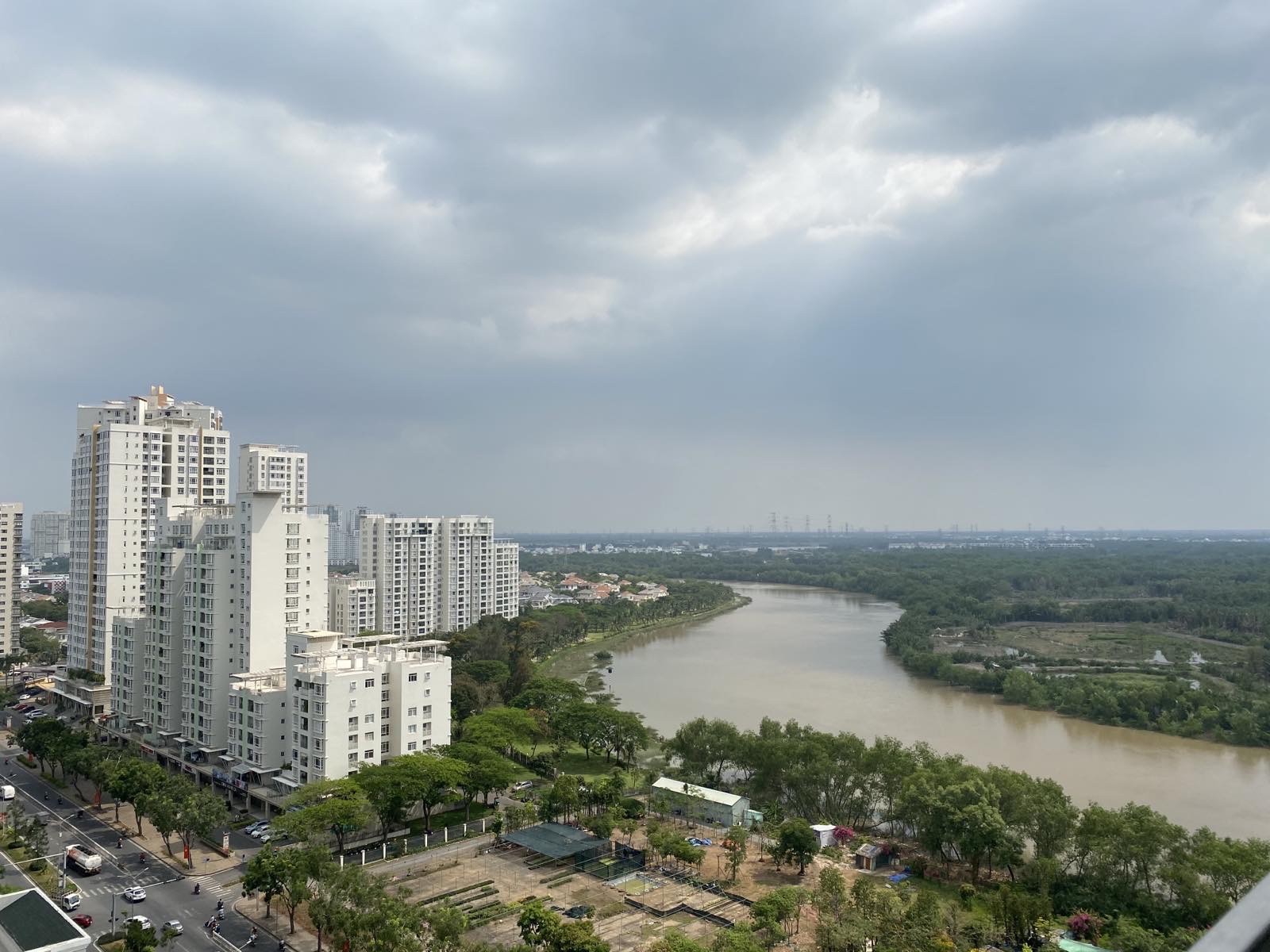 Cho thuê căn hộ Midtown The Grand Phú Mỹ Hưng. Diện tích: 89m, 2 phòng ngủ, nội thất đầy đủ, view sông, có ô xe tầng hầm. Giá chỉ 23 triệu/ tháng . Quý khách xem nhà liên hệ: hotline Ngọc Thư ( zalo, viber) - 4311