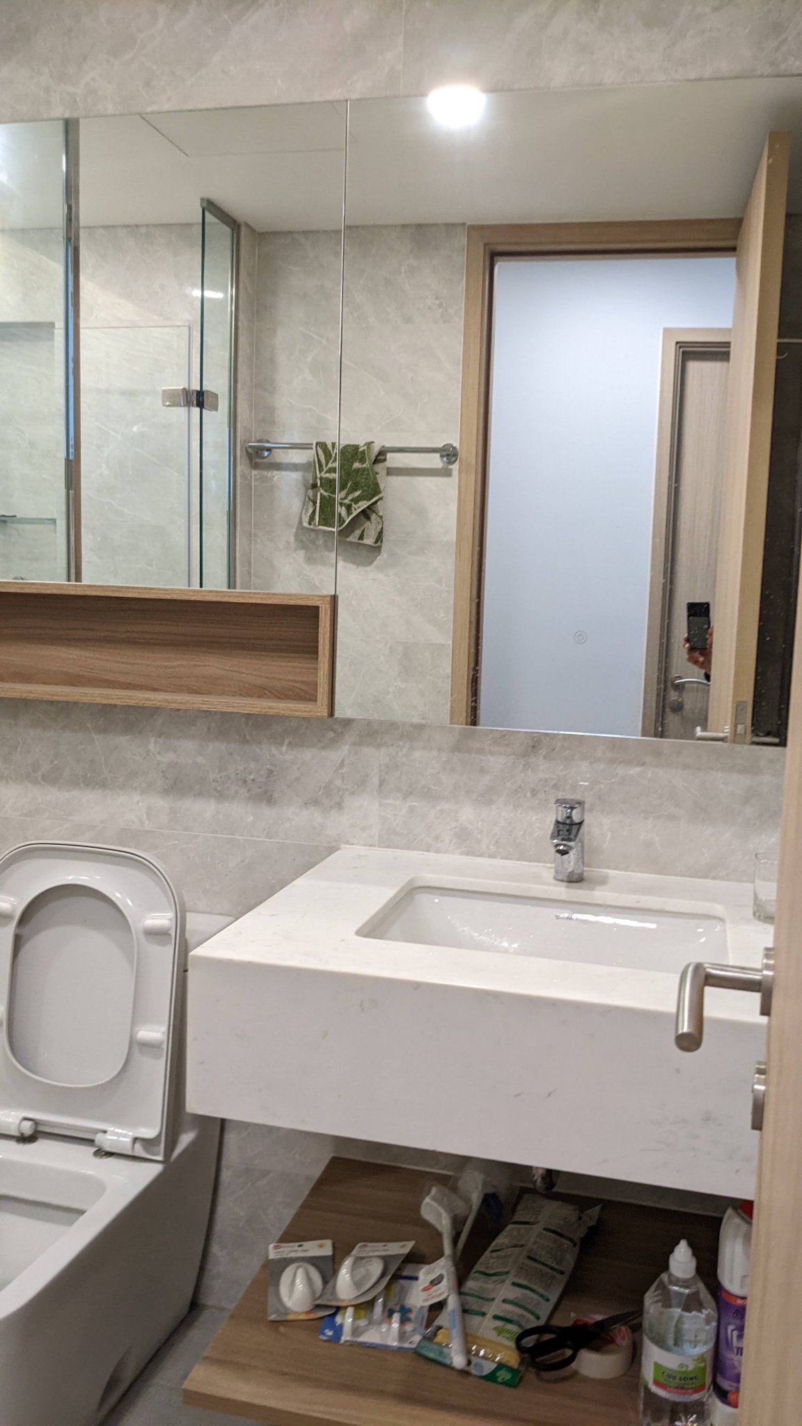 Cần cho thuê căn hộ Midtown The Peak, Phú Mỹ Hưng. Diện tích: 77m, 2 phòng ngủ, 2wc. Nội thất cao cấp, nhà trống ở liền. Giá chỉ: 25 triêu/ tháng. Quý khách xem nhà liên hệ: hotline Ngọc Thư ( zalo, viber) - 4339