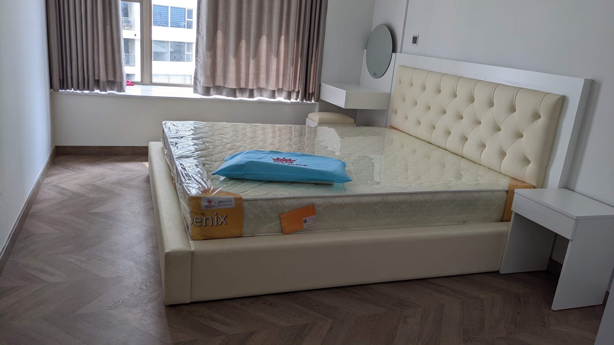 Cần cho thuê căn hộ Midtown The Peak, Phú Mỹ Hưng. Diện tích: 77m, 2 phòng ngủ, 2wc. Nội thất cao cấp, nhà trống ở liền. Giá chỉ: 25 triêu/ tháng. Quý khách xem nhà liên hệ: hotline Ngọc Thư ( zalo, viber) - 4337