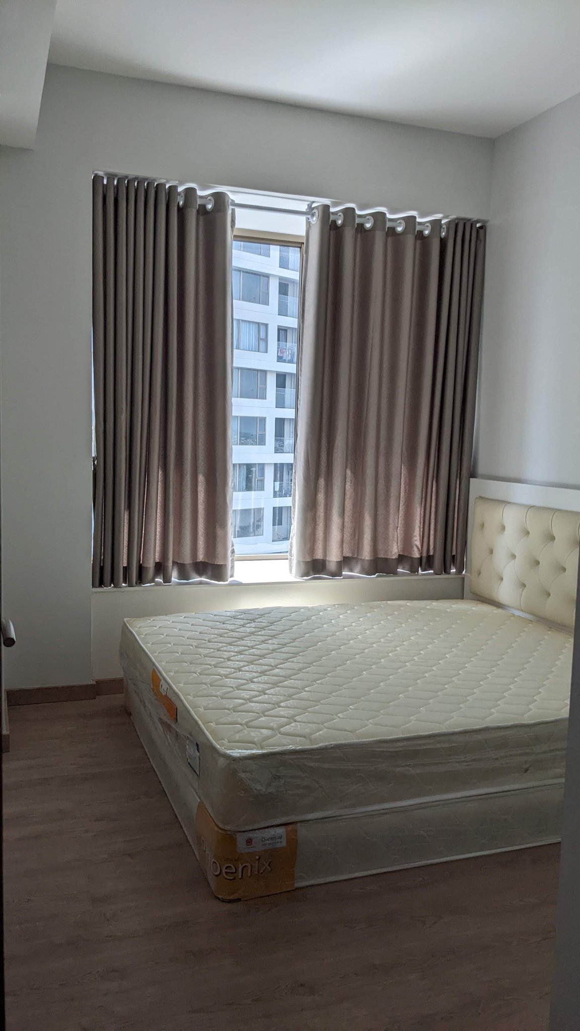 Cần cho thuê căn hộ Midtown The Peak, Phú Mỹ Hưng. Diện tích: 77m, 2 phòng ngủ, 2wc. Nội thất cao cấp, nhà trống ở liền. Giá chỉ: 25 triêu/ tháng. Quý khách xem nhà liên hệ: hotline Ngọc Thư ( zalo, viber) - 4336