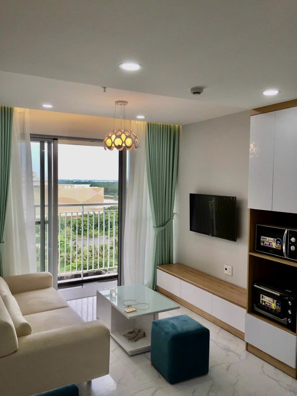 Cho thuê căn hộ Scenic Vallay Phú Mỹ Hưng. Diện tích 71m, 2 phòng ngủ, 2 wc. Nội thất cao cấp. Giá chỉ 18 triệu/ tháng. Quý khách xem nhà liên hệ: hotline Ngọc Thư - 4395