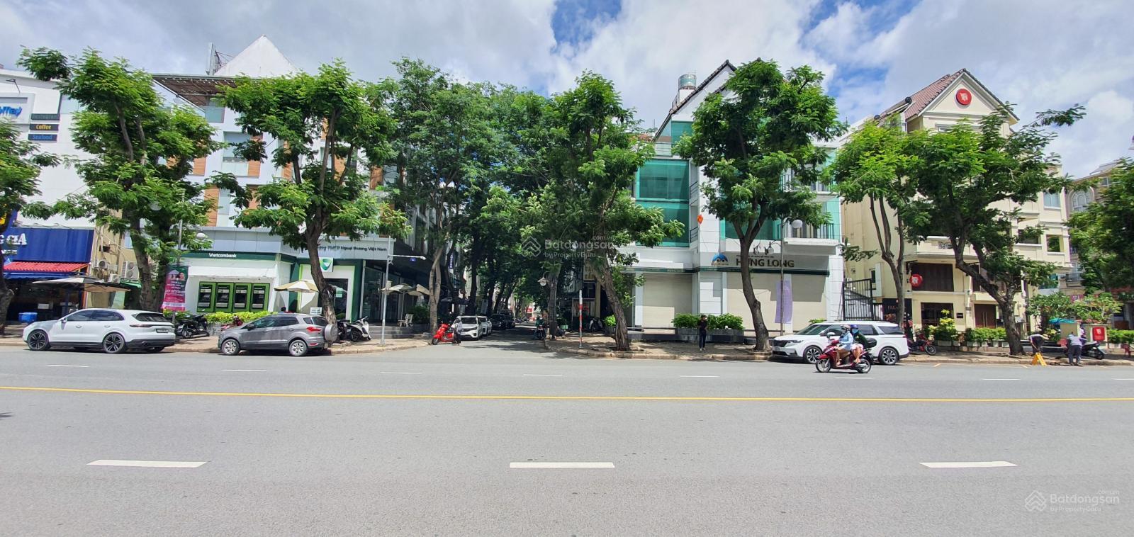 Cho thuê nhà phố góc 2 mặt tiền Bùi Bằng Đoàn, Phú Mỹ Hưng, Q.7, DT:11x18,5m xây 6 tầng, thang máy, 195tr/tháng. LH: hotline