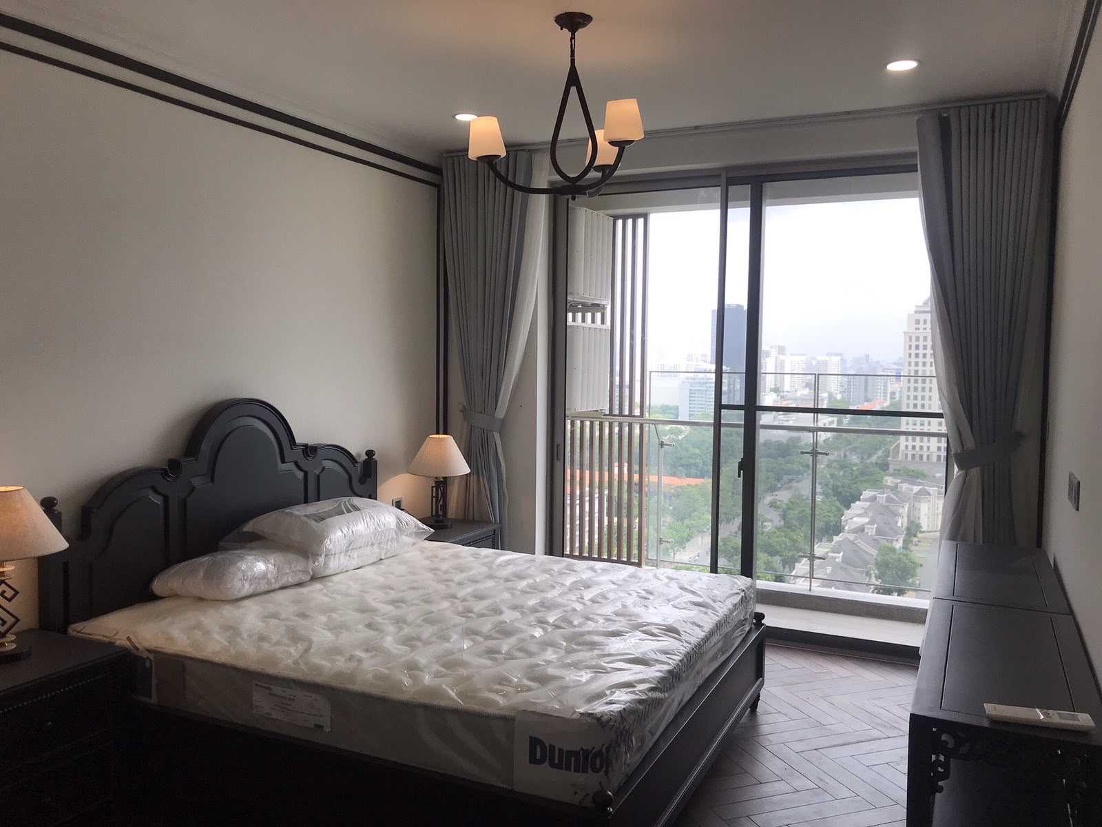 Cho thuê căn hộ Midtown The Grand Phú Mỹ Hưng. Diện tích: 135m, 3 phòng ngủ, nội thất đầy đủ, view sông, có ô xe tầng hầm. Giá chỉ 40 triệu/ tháng . Quý khách xem nhà liên hệ: hotline Ngọc Thư ( zalo, viber ) - 4435