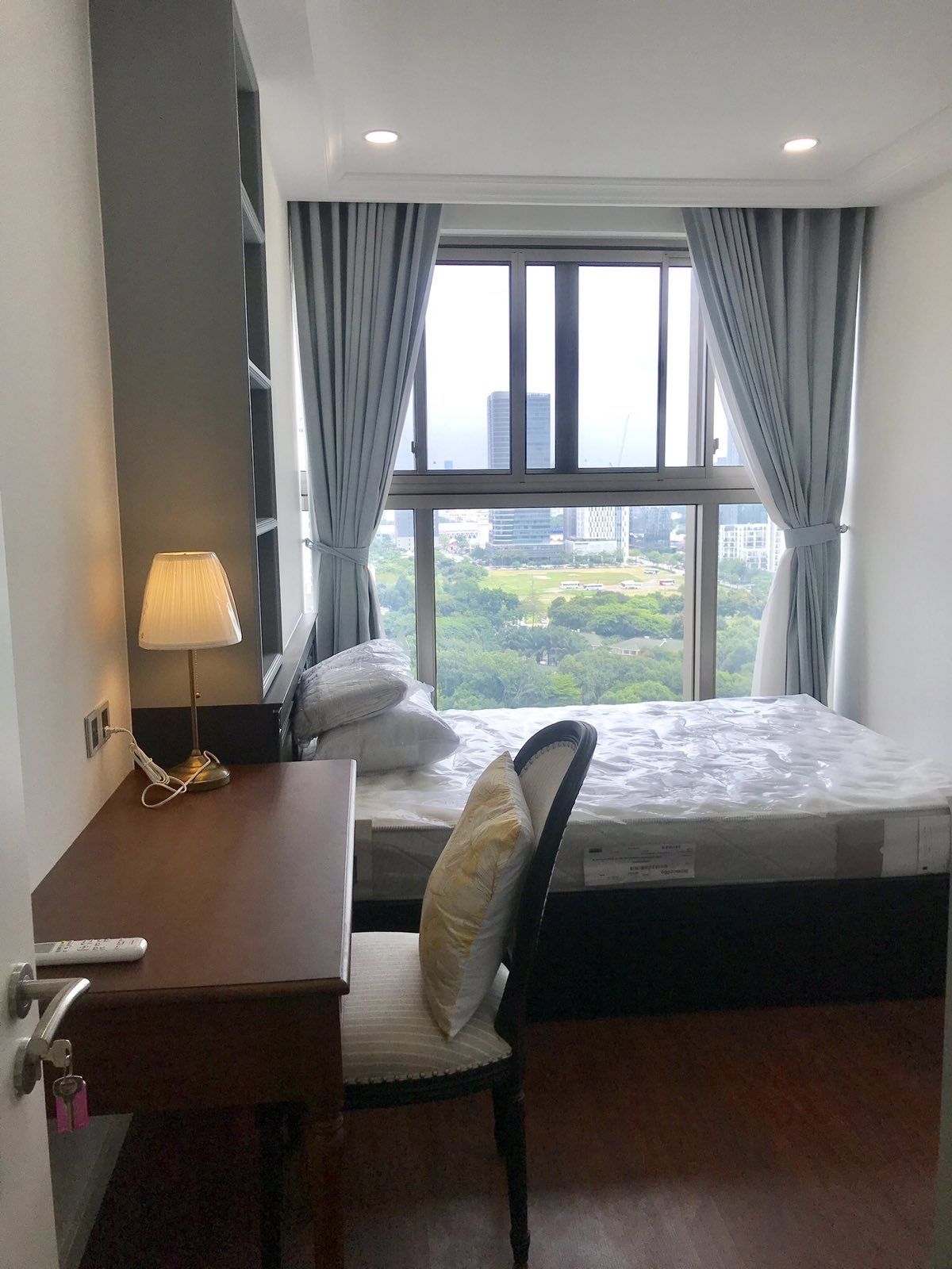 Cho thuê căn hộ Midtown The Grand Phú Mỹ Hưng. Diện tích: 135m, 3 phòng ngủ, nội thất đầy đủ, view sông, có ô xe tầng hầm. Giá chỉ 40 triệu/ tháng . Quý khách xem nhà liên hệ: hotline Ngọc Thư ( zalo, viber ) - 4437