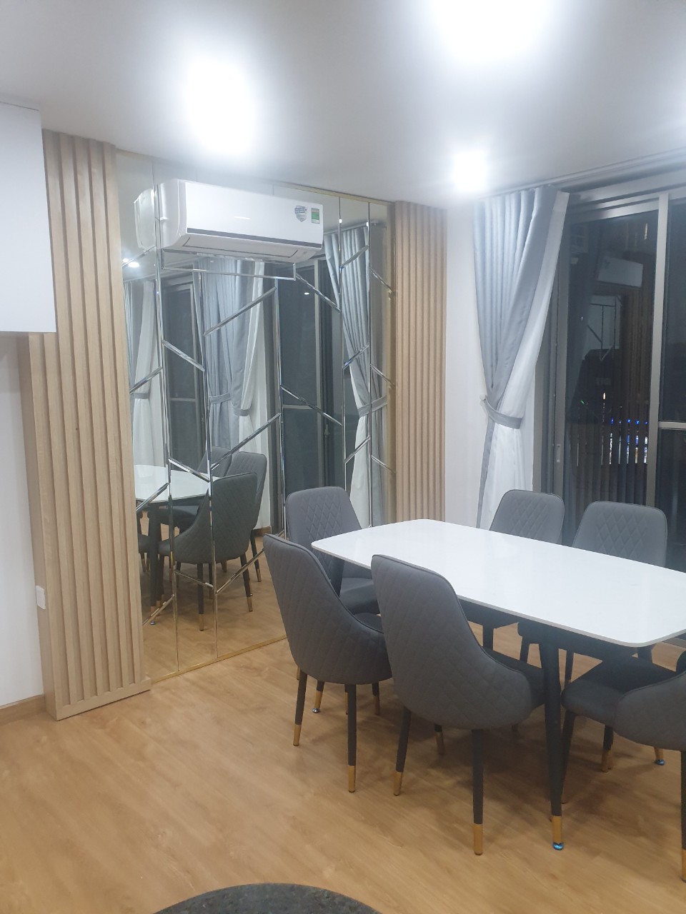 Cho thuê shophouse Midtown The Synature, phú mỹ hưng, quận 7. Diện tích: 41m,trệt, lửng. Nội thất cao cấp , sang trọng. Giá chỉ 19 triêu/ tháng. Phù hợp cho 1 người ở. Quý khách xem nhà liên hệ: hotline Ngọc Thư - 4442