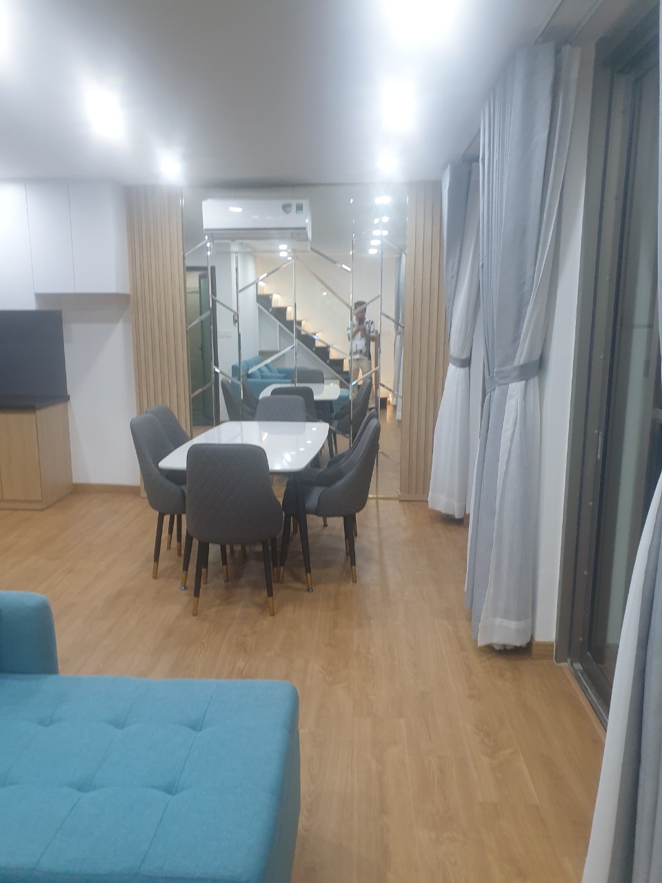 Cho thuê shophouse Midtown The Synature, phú mỹ hưng, quận 7. Diện tích: 41m,trệt, lửng. Nội thất cao cấp , sang trọng. Giá chỉ 19 triêu/ tháng. Phù hợp cho 1 người ở. Quý khách xem nhà liên hệ: hotline Ngọc Thư - 4440