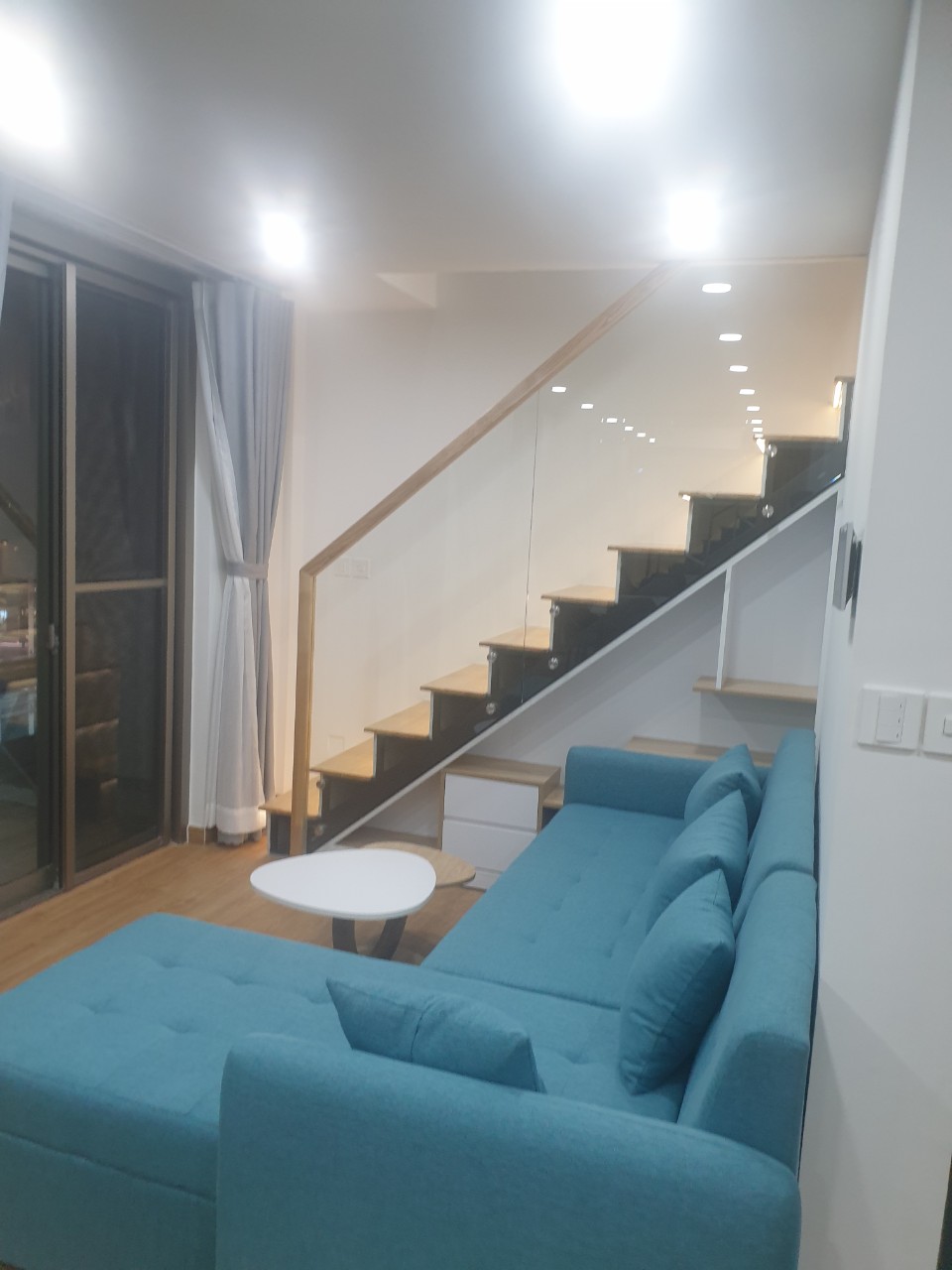 Cho thuê shophouse Midtown The Synature, phú mỹ hưng, quận 7. Diện tích: 41m,trệt, lửng. Nội thất cao cấp , sang trọng. Giá chỉ 19 triêu/ tháng. Phù hợp cho 1 người ở. Quý khách xem nhà liên hệ: hotline Ngọc Thư - 4441
