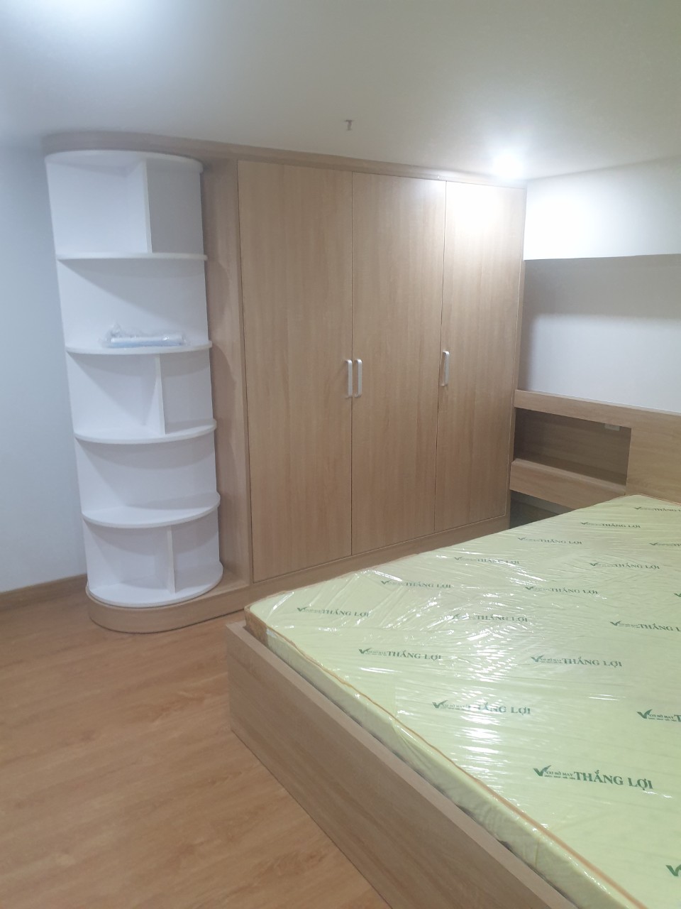 Cho thuê shophouse Midtown The Synature, phú mỹ hưng, quận 7. Diện tích: 41m,trệt, lửng. Nội thất cao cấp , sang trọng. Giá chỉ 19 triêu/ tháng. Phù hợp cho 1 người ở. Quý khách xem nhà liên hệ: hotline Ngọc Thư - 4445