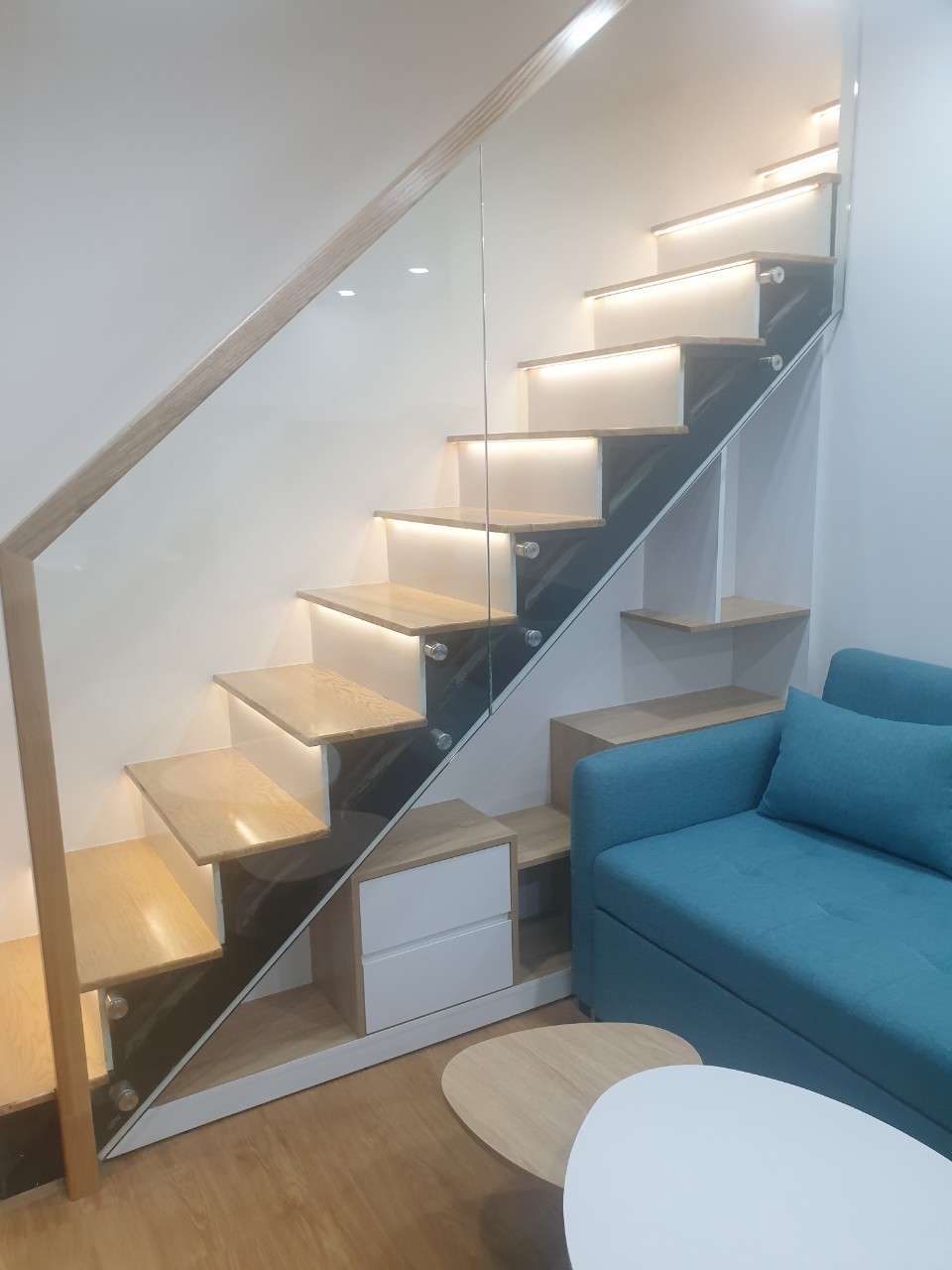 Cho thuê shophouse Midtown The Synature, phú mỹ hưng, quận 7. Diện tích: 41m,trệt, lửng. Nội thất cao cấp , sang trọng. Giá chỉ 19 triêu/ tháng. Phù hợp cho 1 người ở. Quý khách xem nhà liên hệ: hotline Ngọc Thư - 4449