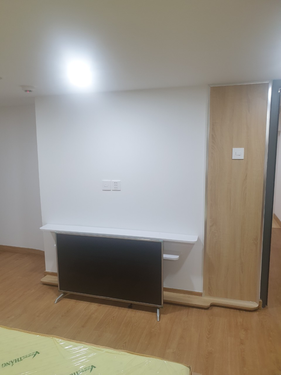 Cho thuê shophouse Midtown The Synature, phú mỹ hưng, quận 7. Diện tích: 41m,trệt, lửng. Nội thất cao cấp , sang trọng. Giá chỉ 19 triêu/ tháng. Phù hợp cho 1 người ở. Quý khách xem nhà liên hệ: hotline Ngọc Thư - 4446