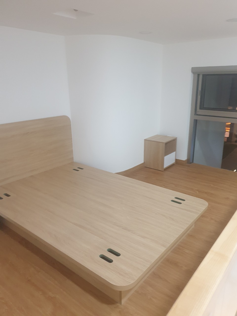 Cho thuê shophouse Midtown The Synature, phú mỹ hưng, quận 7. Diện tích: 41m,trệt, lửng. Nội thất cao cấp , sang trọng. Giá chỉ 19 triêu/ tháng. Phù hợp cho 1 người ở. Quý khách xem nhà liên hệ: hotline Ngọc Thư - 4444
