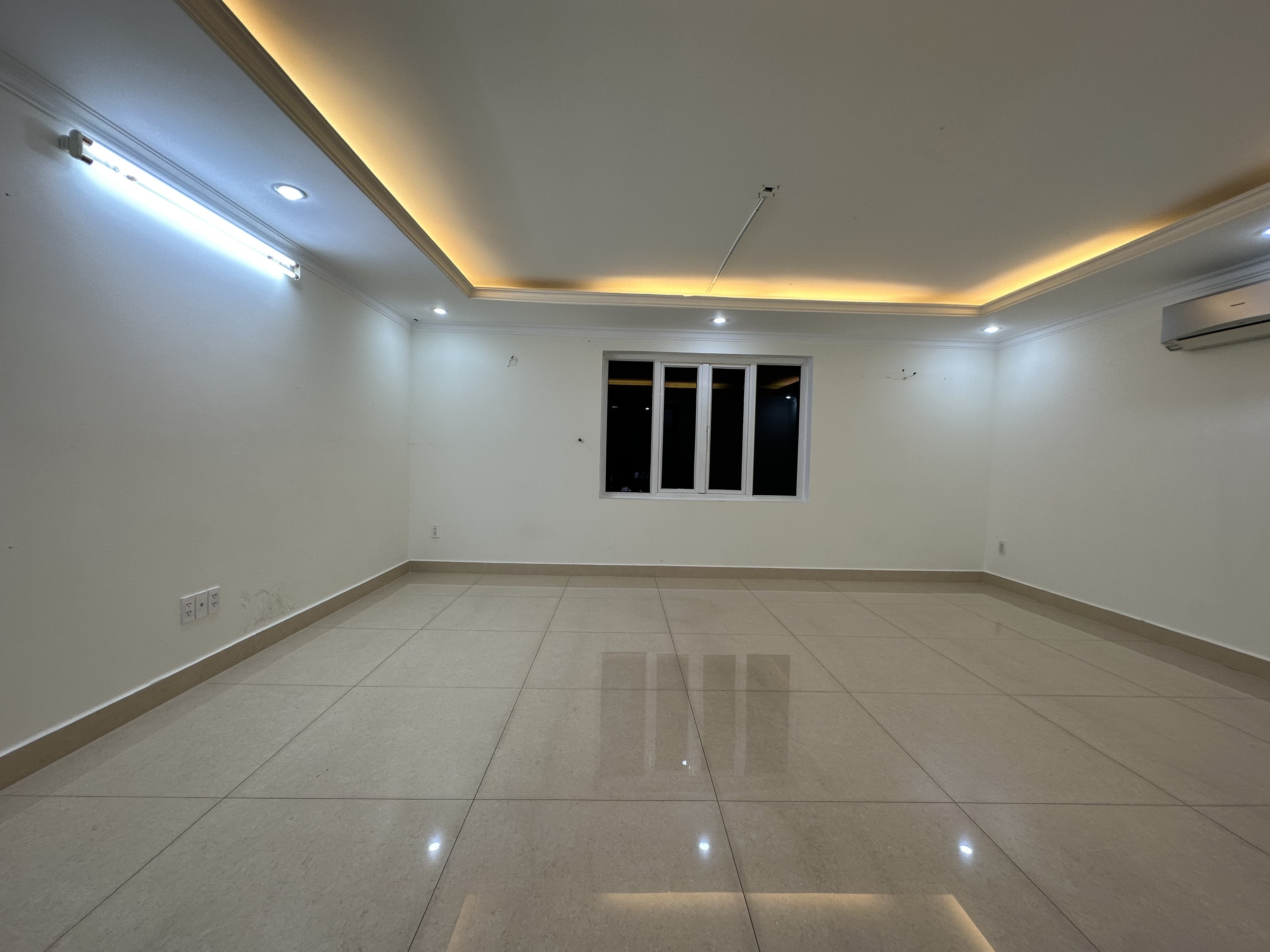 Nhà phố Hưng Gia cho thuê nằm cạnh trường học Võ Thị Sáu. Thích hợp làm văn phòng đại diện. Liên hệ: hotline Em Thành Luân - 4455