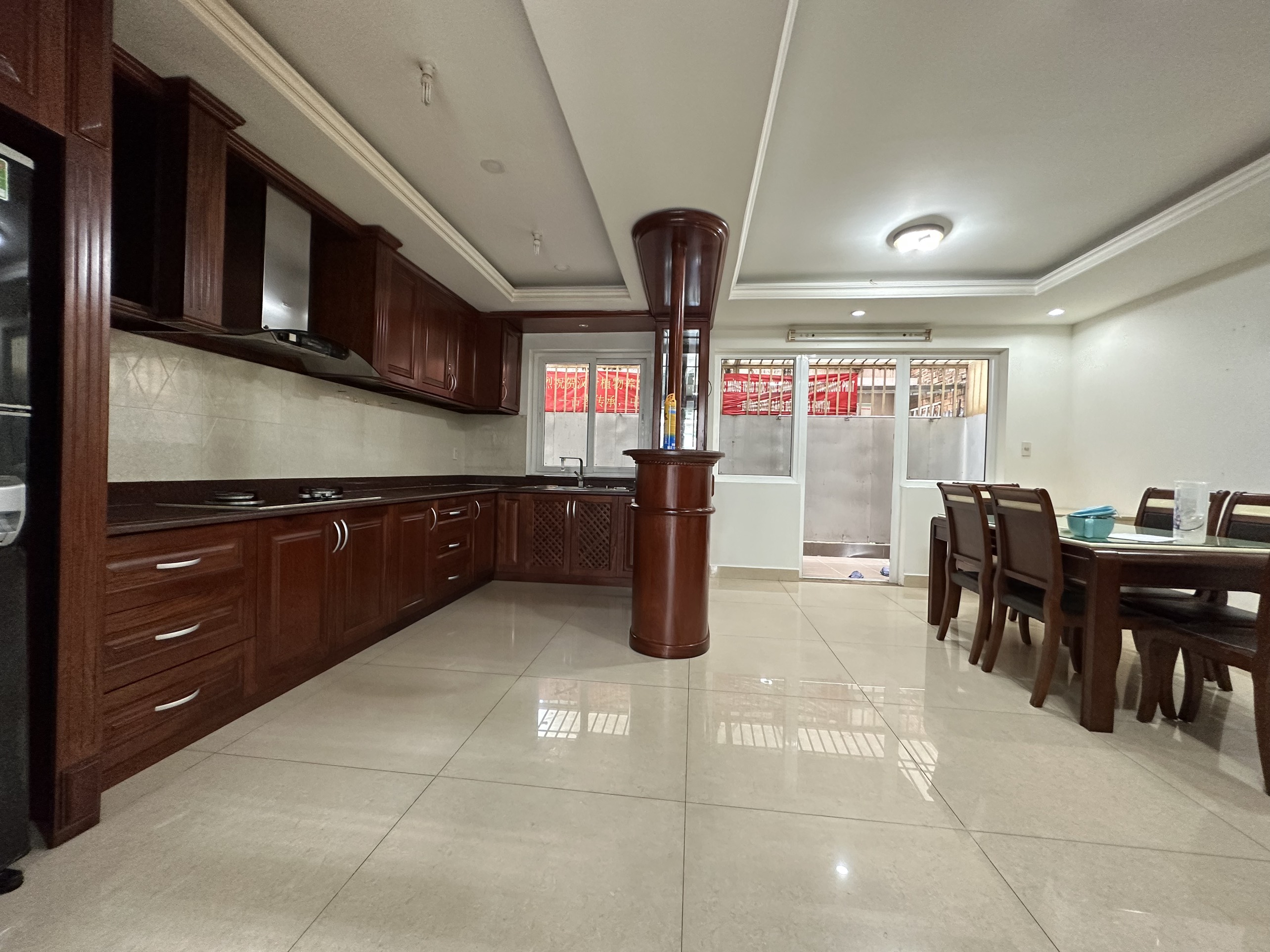 Nhà phố Hưng Gia cho thuê nằm cạnh trường học Võ Thị Sáu. Thích hợp làm văn phòng đại diện. Liên hệ: hotline Em Thành Luân - 4457