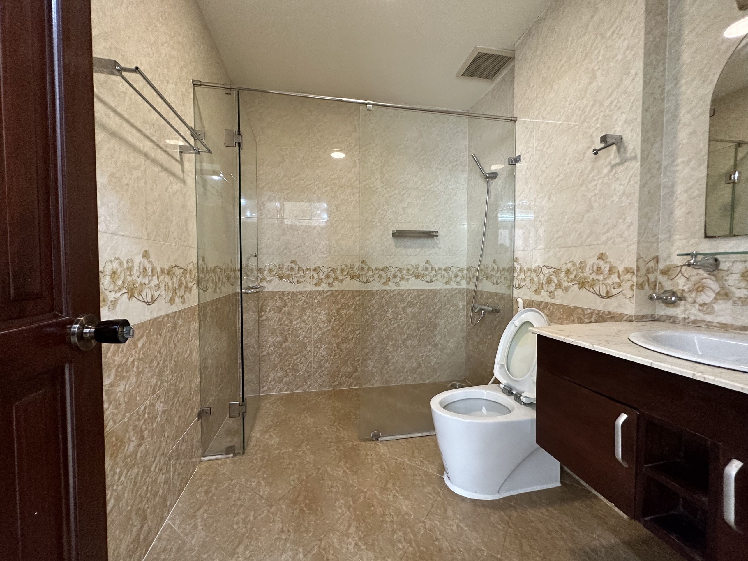 Nhà phố Hưng Gia cho thuê nằm cạnh trường học Võ Thị Sáu. Thích hợp làm văn phòng đại diện. Liên hệ: hotline Em Thành Luân - 4456