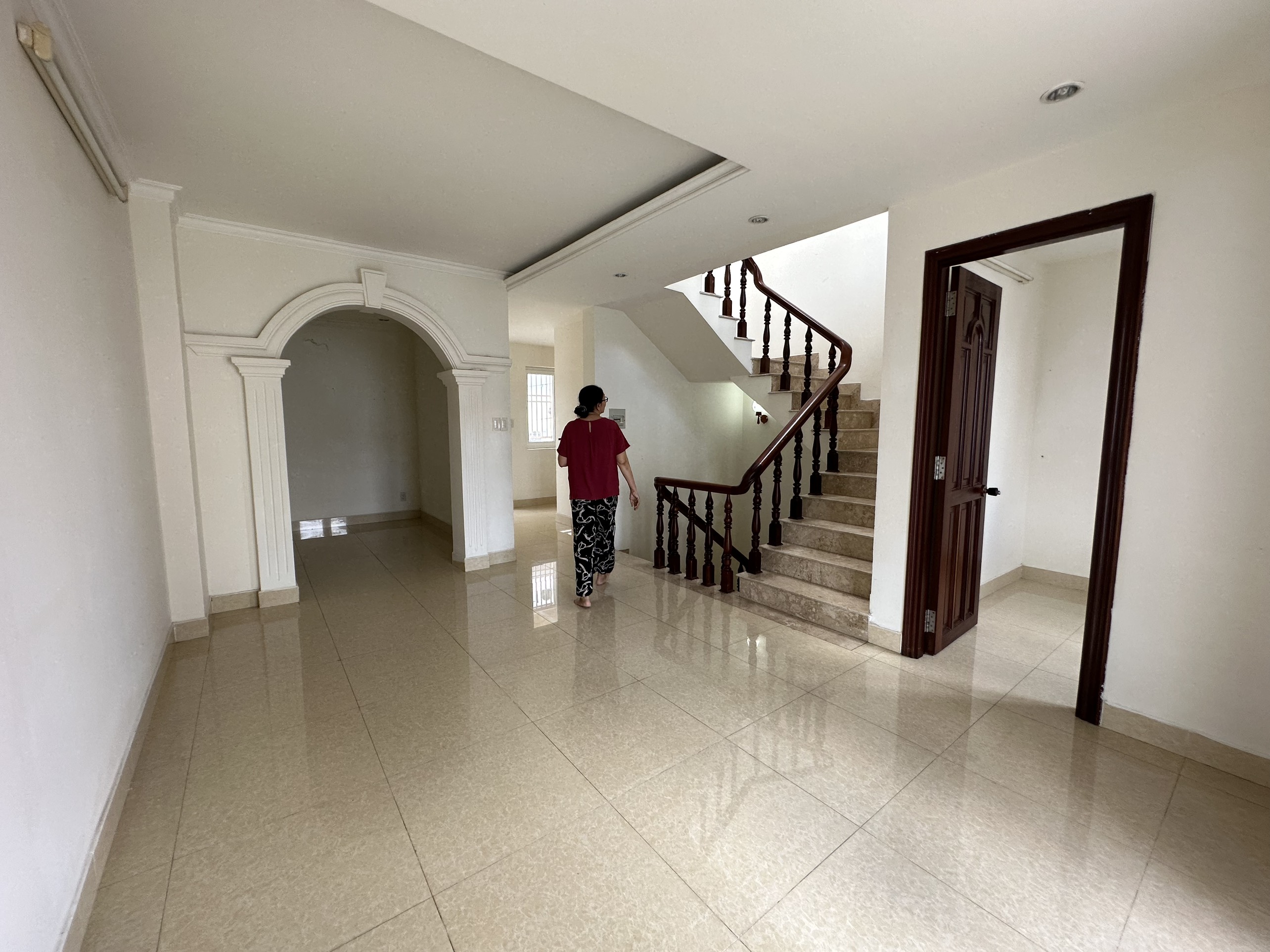 Nhà phố Hưng Gia cho thuê nằm cạnh trường học Võ Thị Sáu. Thích hợp làm văn phòng đại diện. Liên hệ: hotline Em Thành Luân - 4460