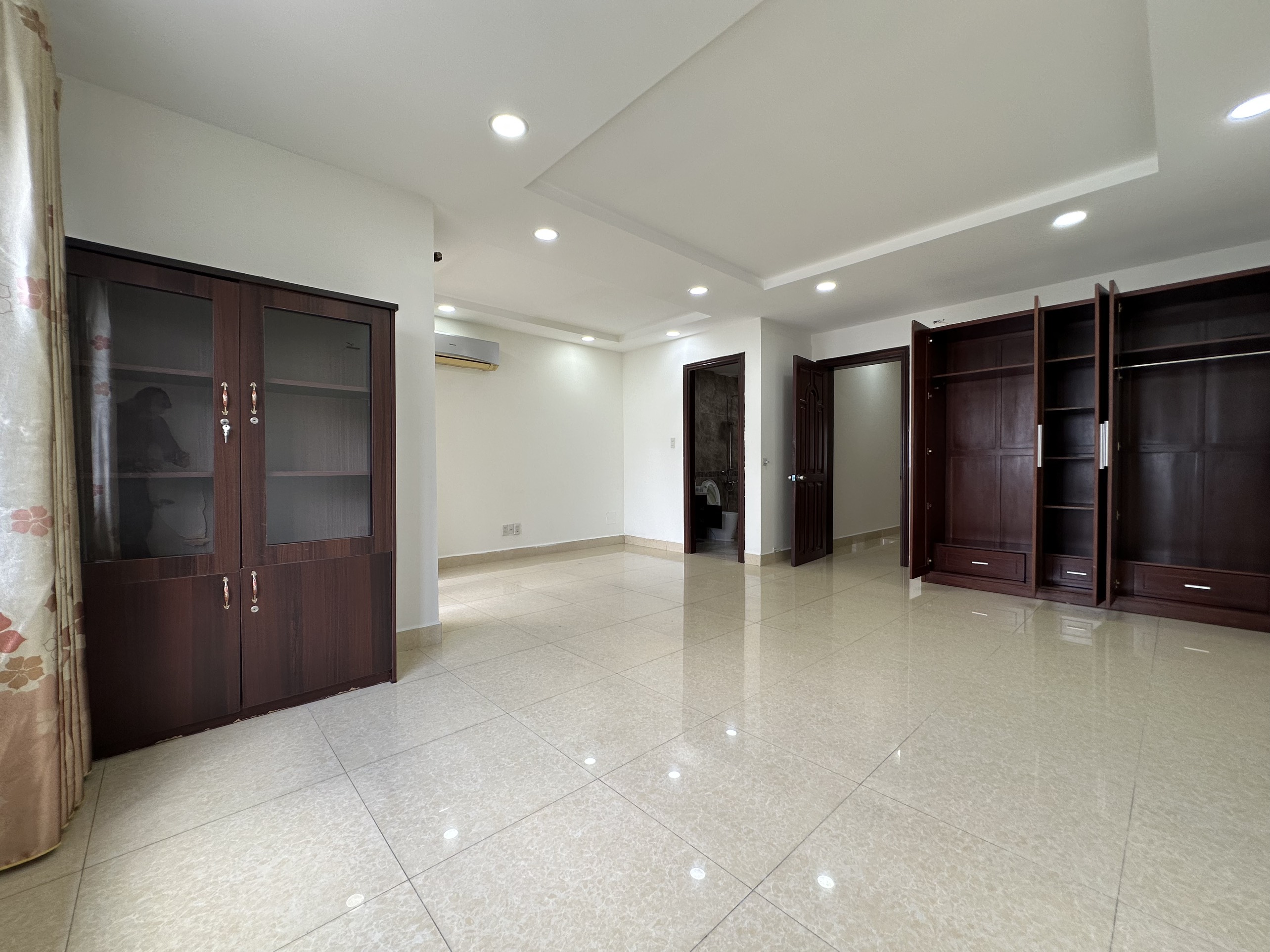 Nhà phố Hưng Gia cho thuê nằm cạnh trường học Võ Thị Sáu. Thích hợp làm văn phòng đại diện. Liên hệ: hotline Em Thành Luân - 4459