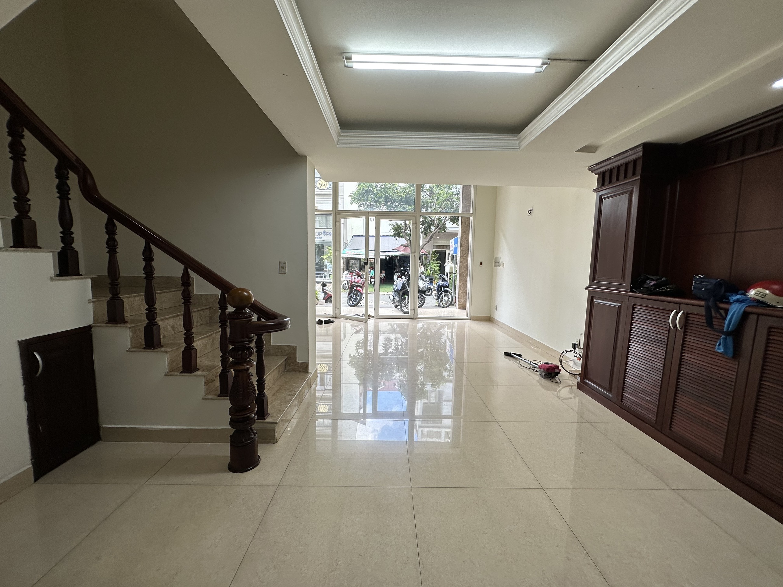 Nhà phố Hưng Gia cho thuê nằm cạnh trường học Võ Thị Sáu. Thích hợp làm văn phòng đại diện. Liên hệ: hotline Em Thành Luân - 4458