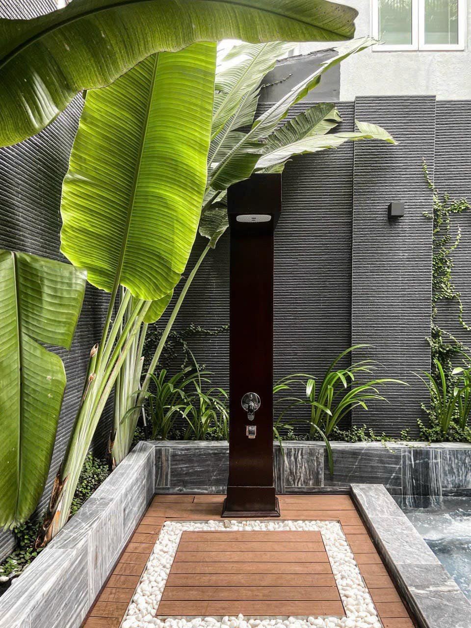 Cho thuê biệt thự Đơn Lập có Hồ Bơi khu Cảnh Đồi, Phú Mỹ Hưng. Nhà thiết kế có thang máy, sân vườn rộng và hồ bơi đem lại sự tiện nghi, thoải mái. Nội thất đầy đủ theo phong cách hiện đại. Quý Anh Chị xem nhà thực tế vui lòng liên hệ: hotline Em Thành Luân - 4505