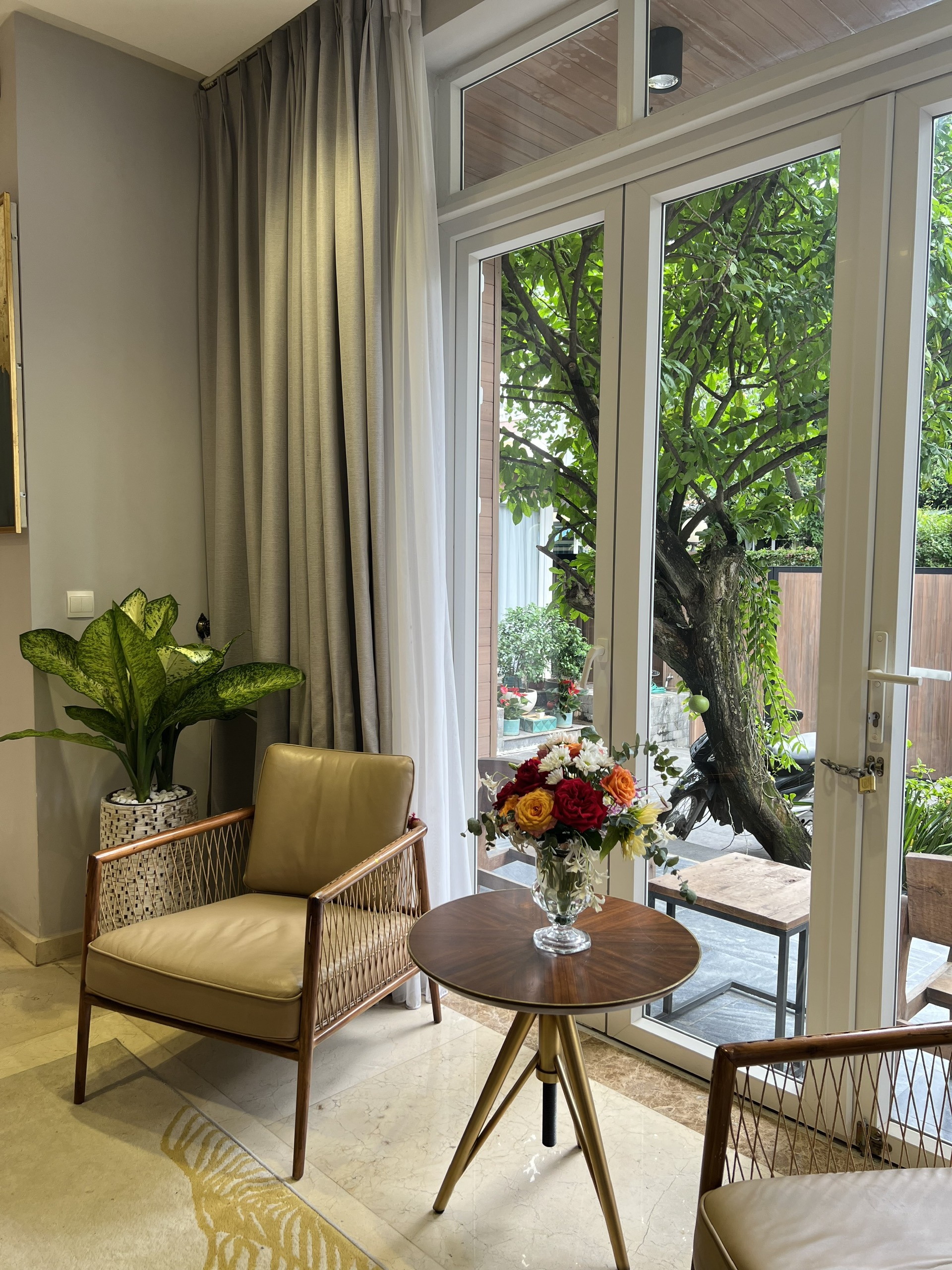 Cần bán biệt thự Tứ Lập Phú Mỹ Hưng. Nhà gia chủ để ở nên thiết kế chỉn chu, đẹp và sang trong.  Tầm nhìn bao quát, có cây xanh thoáng mát. Liên hệ: hotline Em Thành Luân để xem trực tiếp - 4614