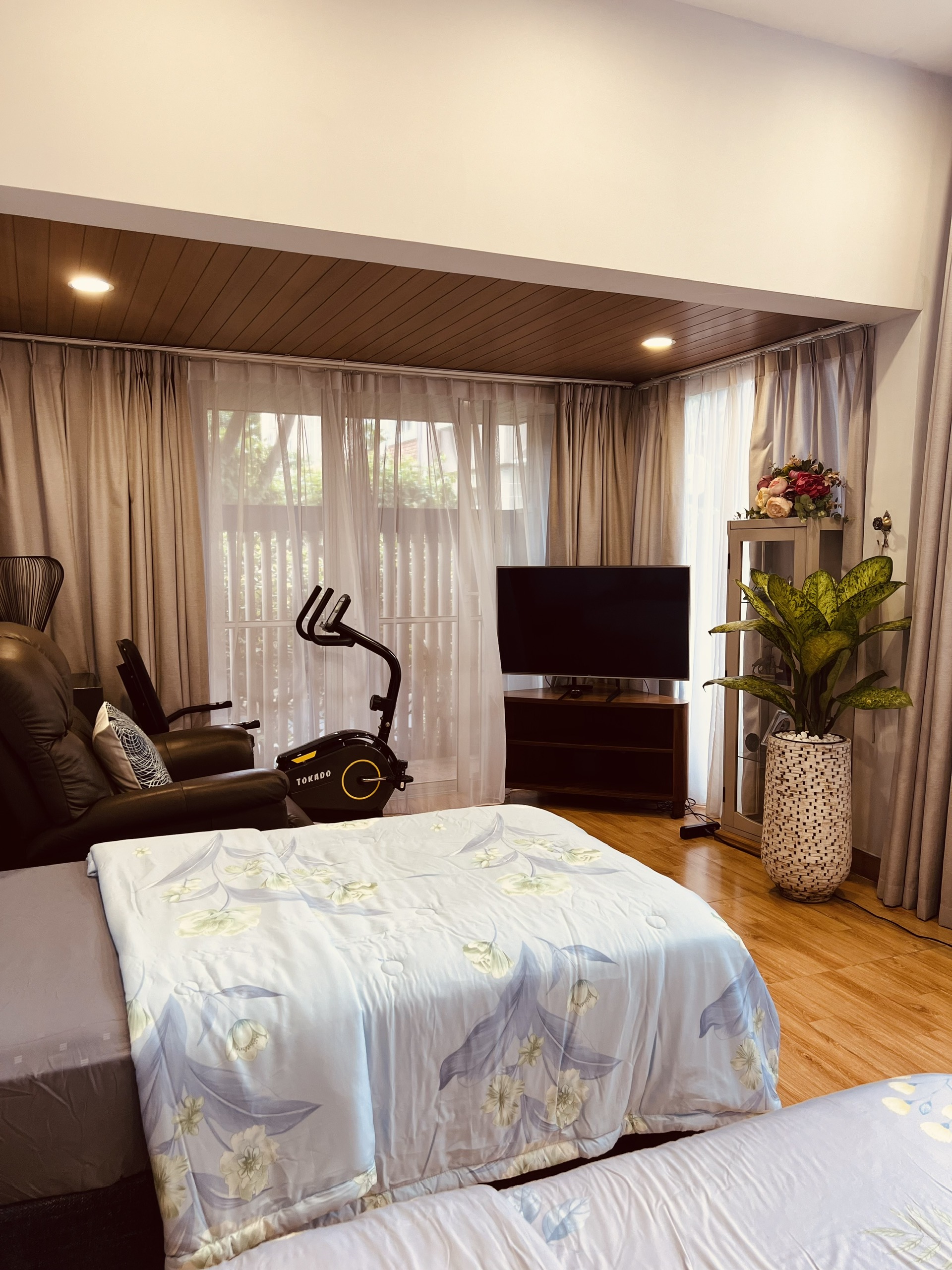 Cần bán biệt thự Tứ Lập Phú Mỹ Hưng. Nhà gia chủ để ở nên thiết kế chỉn chu, đẹp và sang trong. Tầm nhìn bao quát, có cây xanh thoáng mát. Liên hệ: hotline Em Thành Luân để xem trực tiếp - 4624