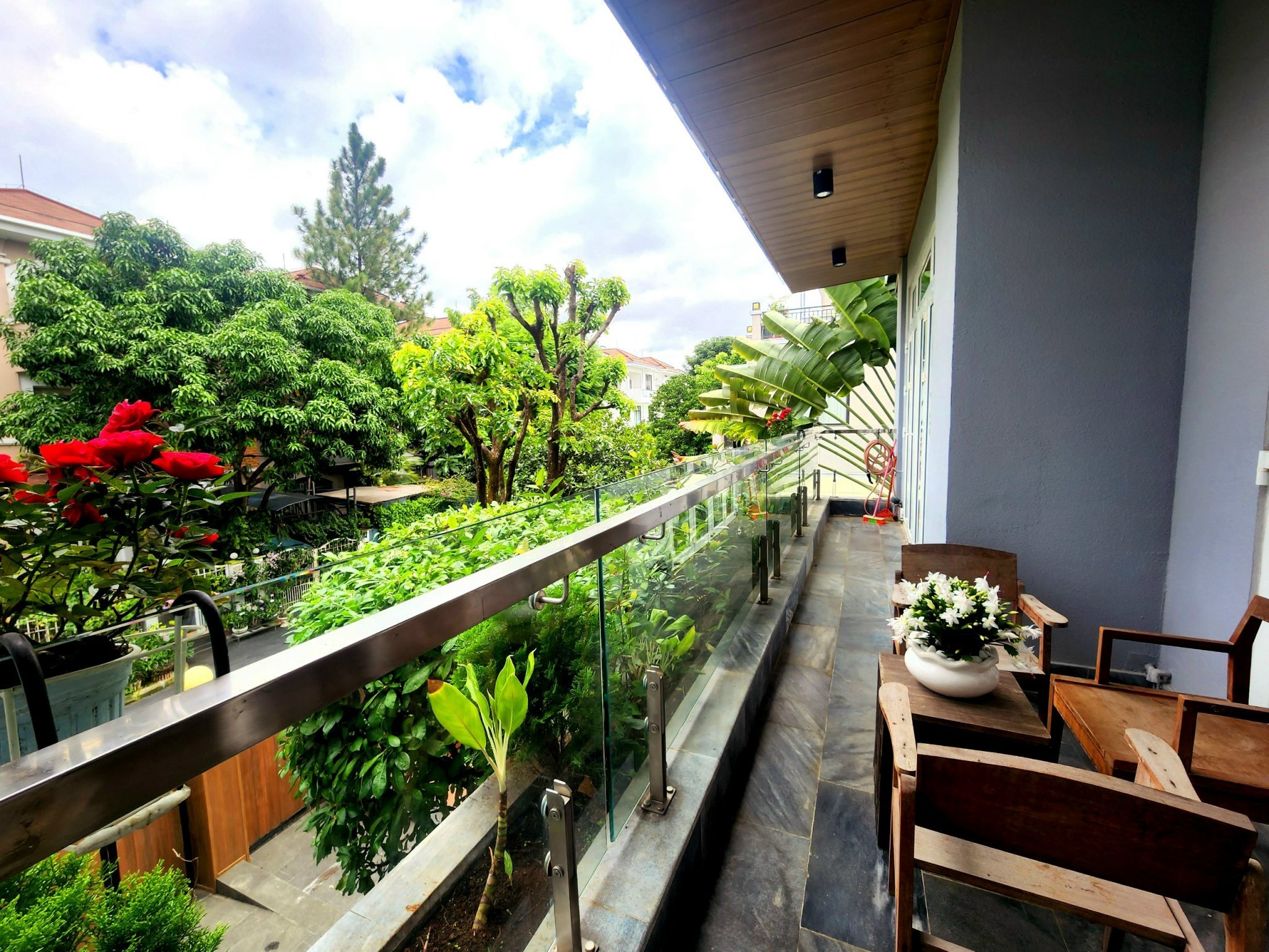 Cần bán biệt thự Tứ Lập Phú Mỹ Hưng. Nhà gia chủ để ở nên thiết kế chỉn chu, đẹp và sang trong. Tầm nhìn bao quát, có cây xanh thoáng mát. Liên hệ: hotline Em Thành Luân để xem trực tiếp - 4627