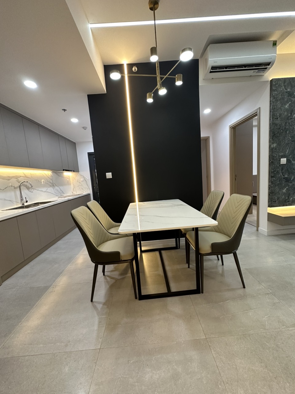 Cần cho thuê căn hộ cao cấp Antonia - Phú Mỹ Hưng. Diện tích: 80m, nội thất đầy đủ, 2 phòng ngủ, nhà mới thiết kế chưa ai ở, Giá chỉ: 25 triệu/ tháng . Khách xem nhà liên hệ: hotline Ngọc Thư - 4678