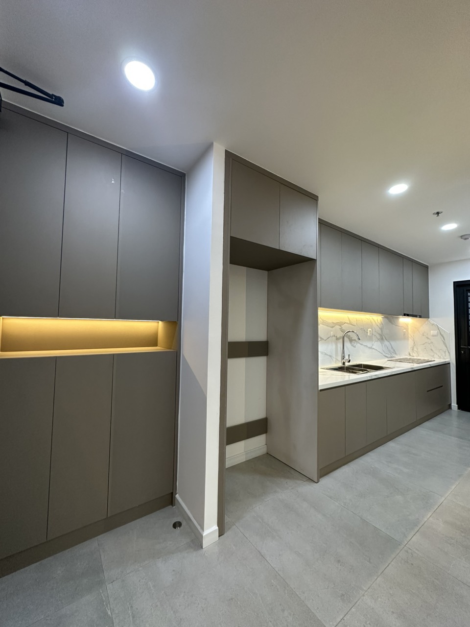 Cần cho thuê căn hộ cao cấp Antonia - Phú Mỹ Hưng. Diện tích: 80m, nội thất đầy đủ, 2 phòng ngủ, nhà mới thiết kế chưa ai ở, Giá chỉ: 25 triệu/ tháng . Khách xem nhà liên hệ: hotline Ngọc Thư - 4679