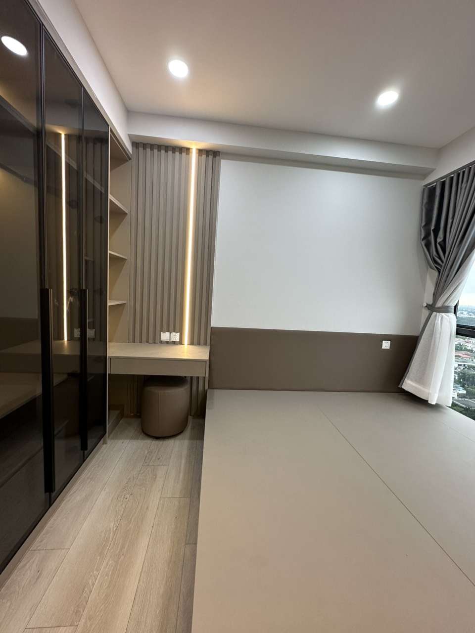 Cần cho thuê căn hộ cao cấp Antonia - Phú Mỹ Hưng. Diện tích: 80m, nội thất đầy đủ, 2 phòng ngủ, nhà mới thiết kế chưa ai ở, Giá chỉ: 25 triệu/ tháng . Khách xem nhà liên hệ: hotline Ngọc Thư - 4683