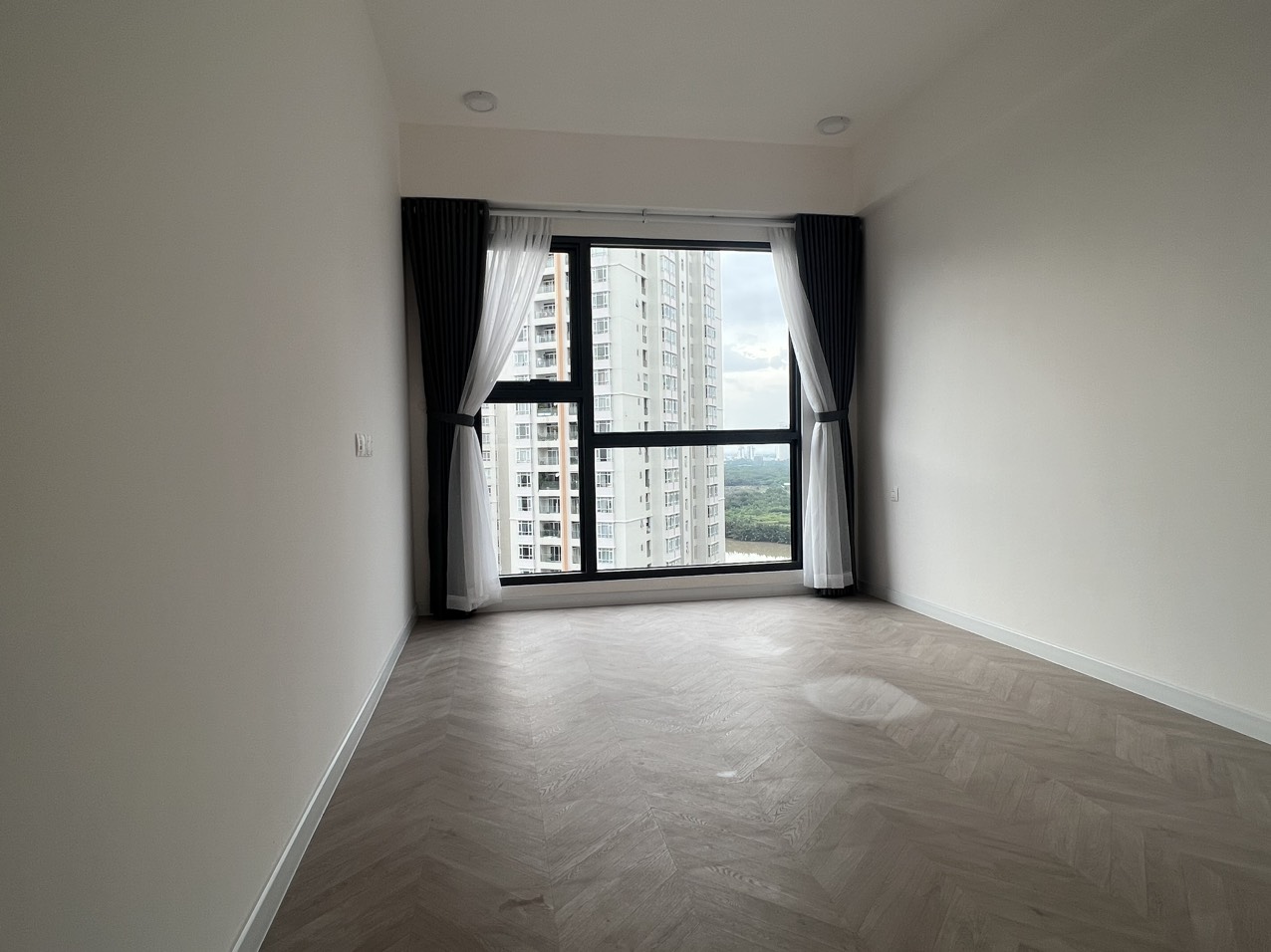 Cần cho thuê căn hộ cao cấp Antonia - Phú Mỹ Hưng. Diện tích: 80m, nội thất cơ bản, 2 phòng ngủ, nhà mới thiết kế chưa ai ở, Giá chỉ: 20 triệu/ tháng . Khách xem nhà liên hệ: hotline Ngọc Thư - 4688