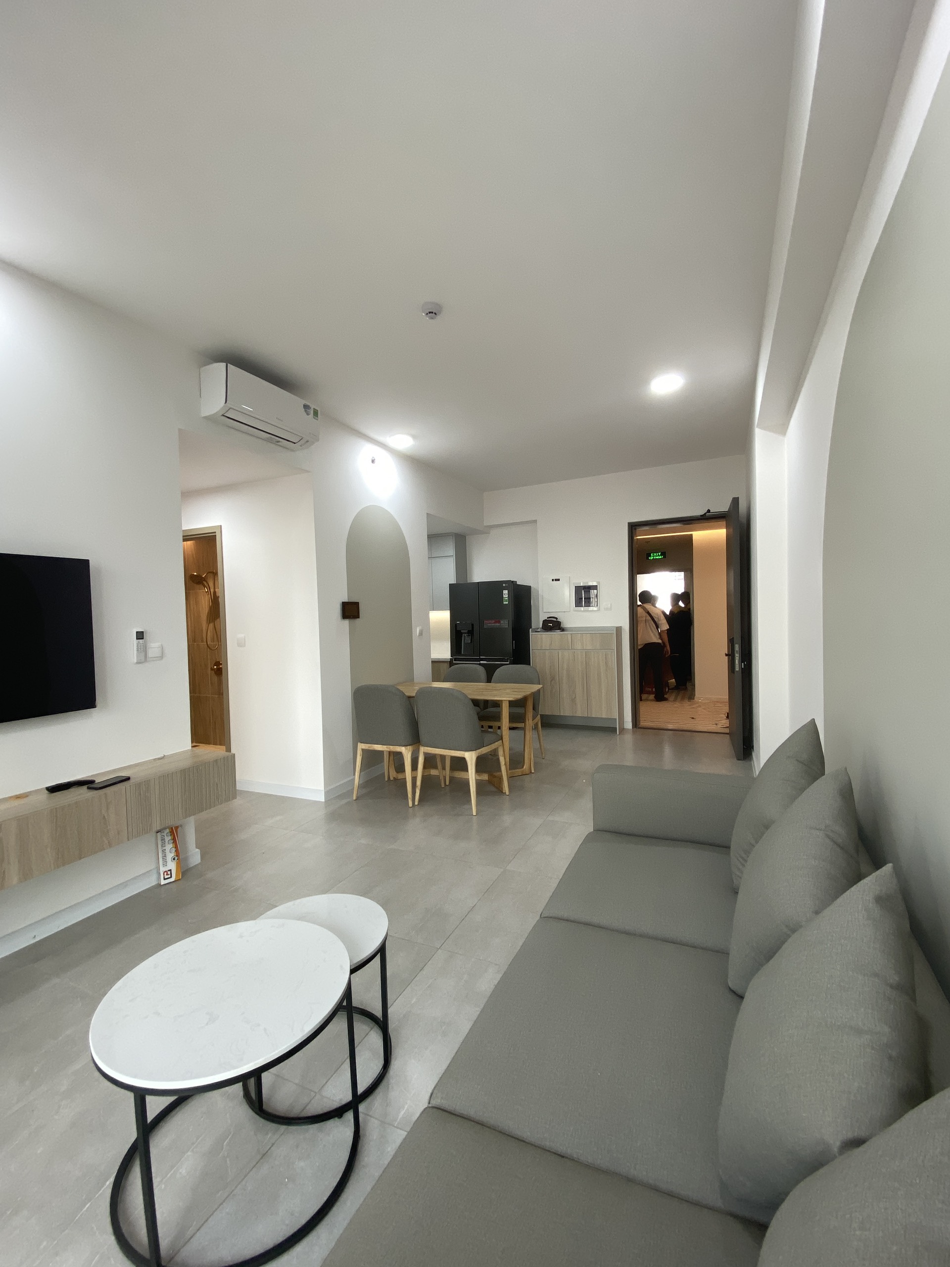 Cần cho thuê căn hộ cao cấp Antonia - Phú Mỹ Hưng. Diện tích: 80m, nội thất đầy đủ, 2 phòng ngủ, nhà mới thiết kế chưa ai ở, Giá chỉ: 25 triệu/ tháng . Khách xem nhà liên hệ: hotline Ngọc Thư - 4696